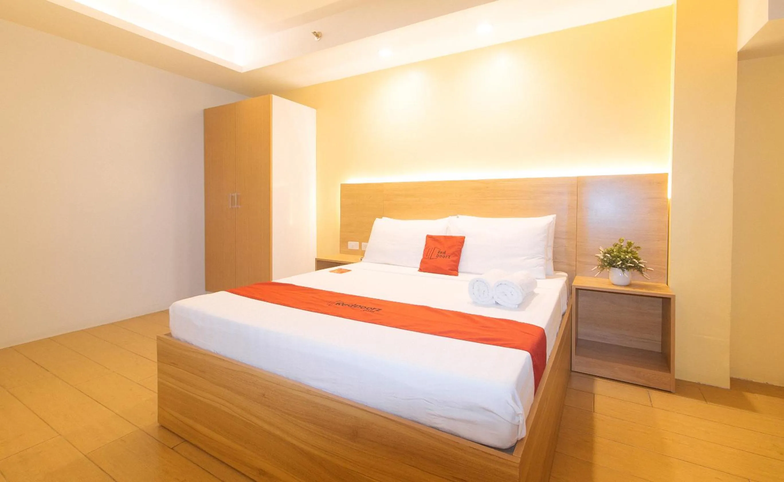 Bed in RedDoorz at LuxeLite Suites Makati