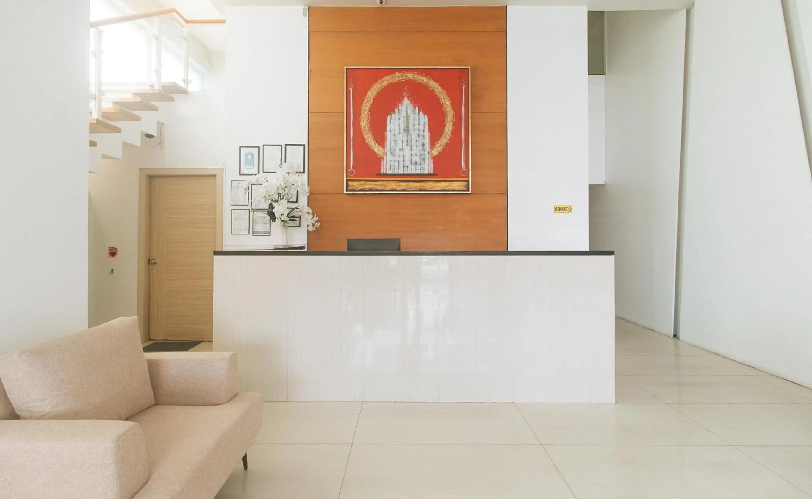 Lobby or reception in RedDoorz at LuxeLite Suites Makati