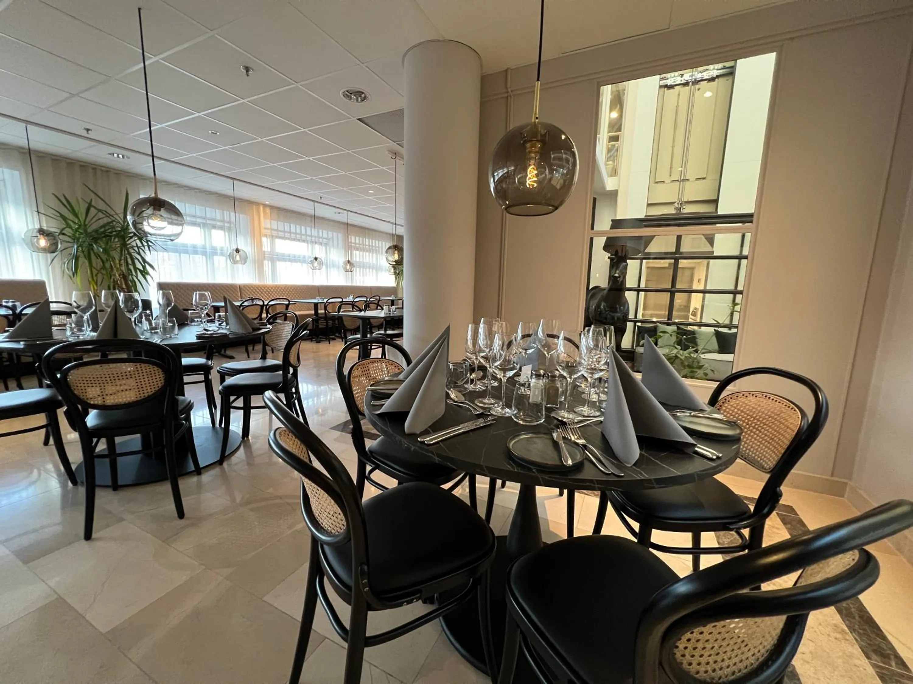 Restaurant/places to eat in Injoy Premium Hotel Solna