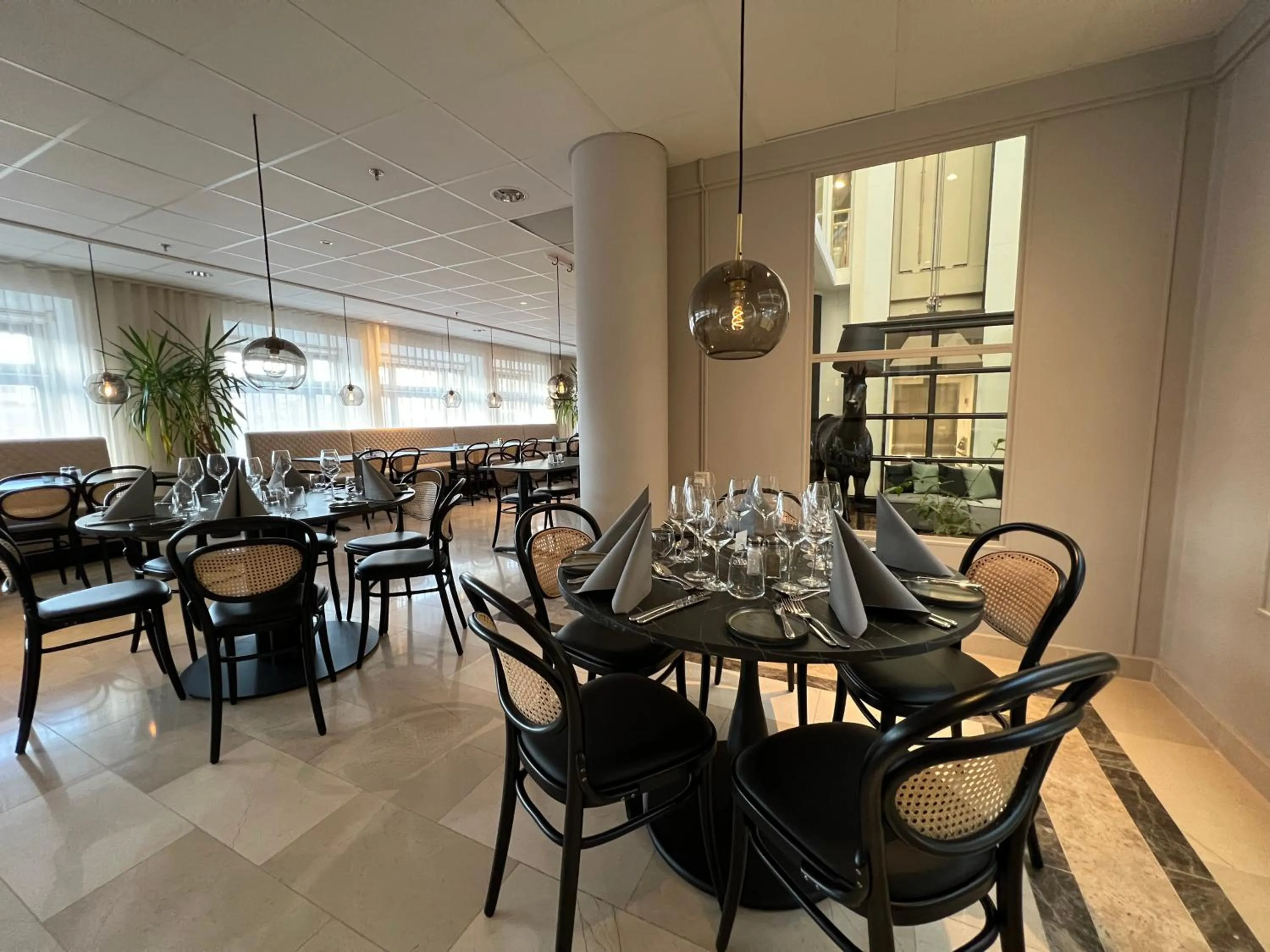Restaurant/places to eat in Injoy Premium Hotel Solna