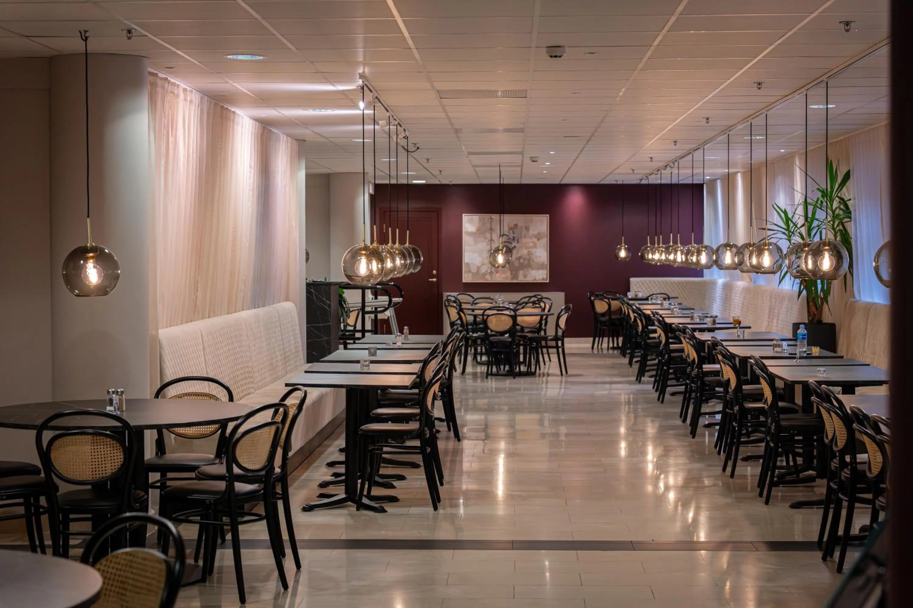 Restaurant/places to eat in Injoy Premium Hotel Solna