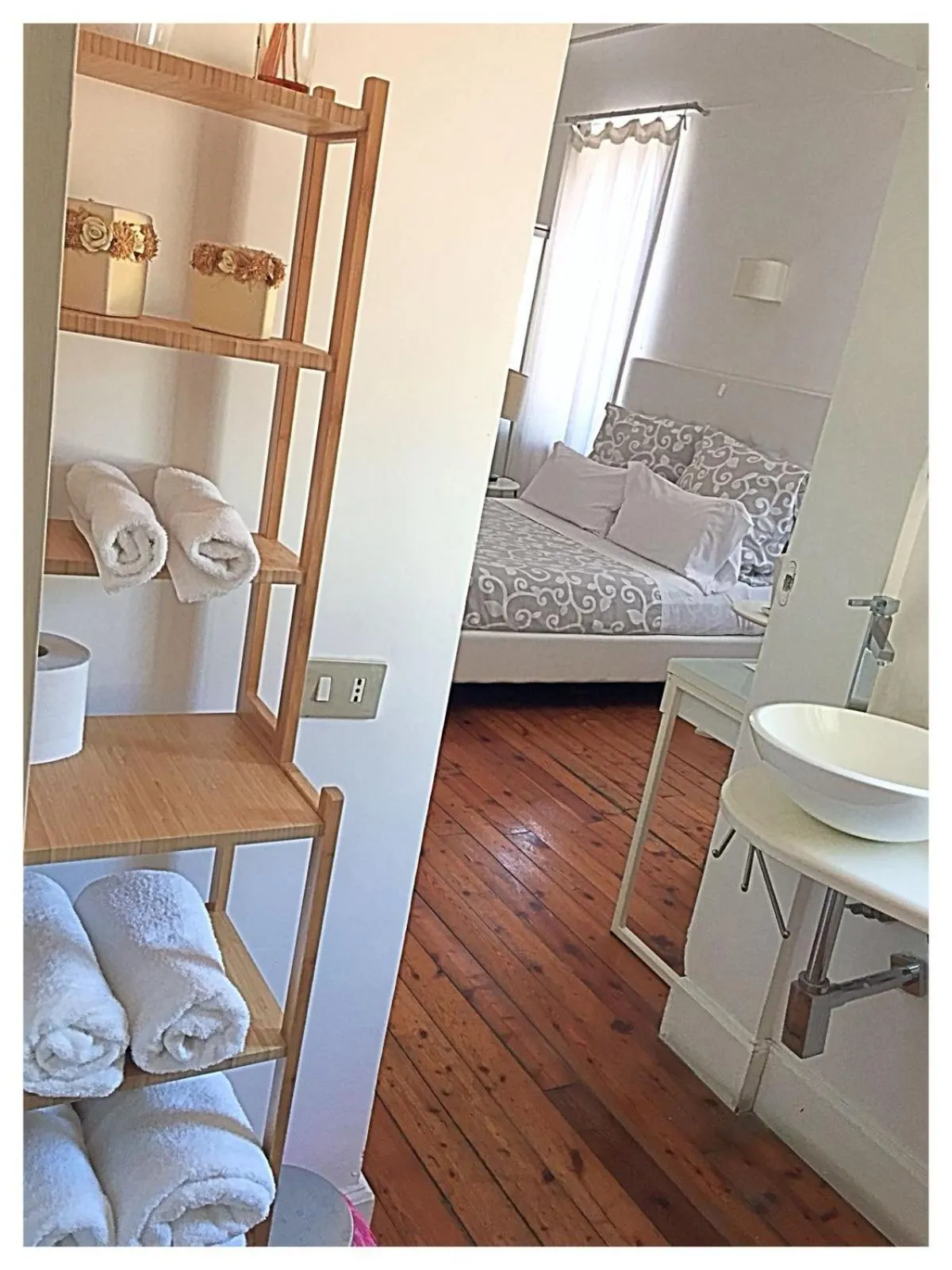 Toilet, Bed in Relais Piazza dei Martiri