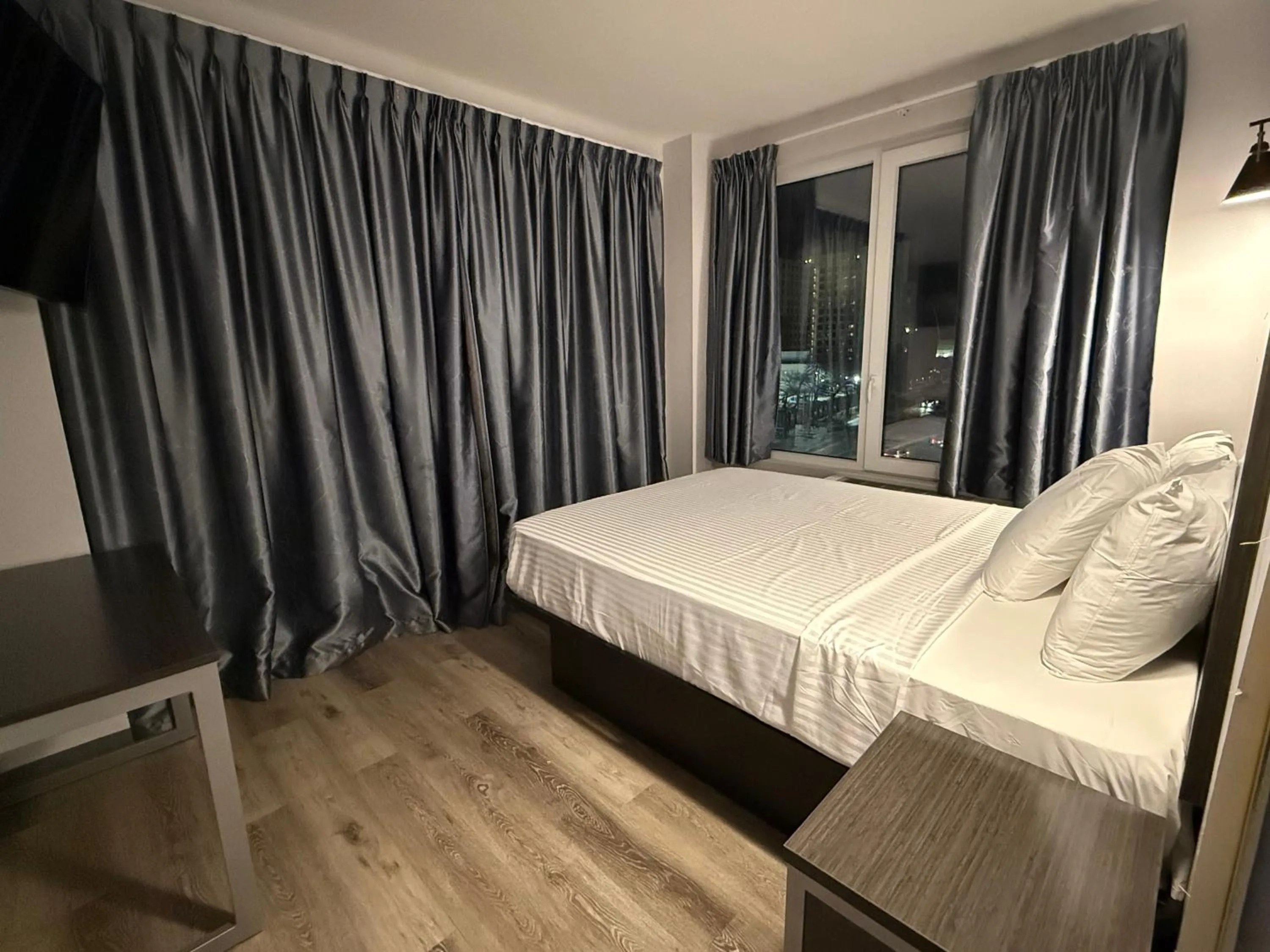 Photo of the whole room, Bed in Bkway Hotel Brooklyn