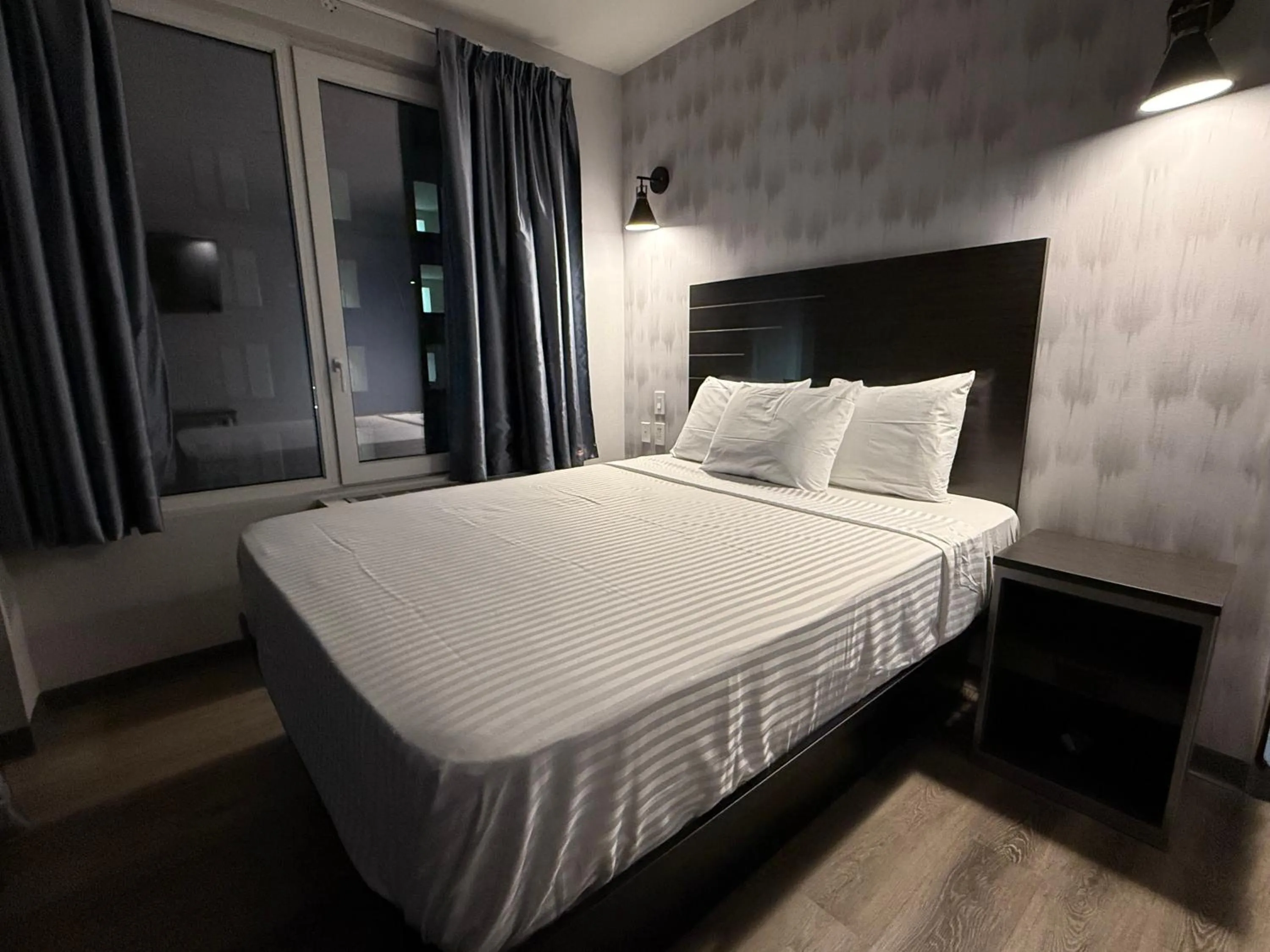 Bedroom, Bed in Bkway Hotel Brooklyn