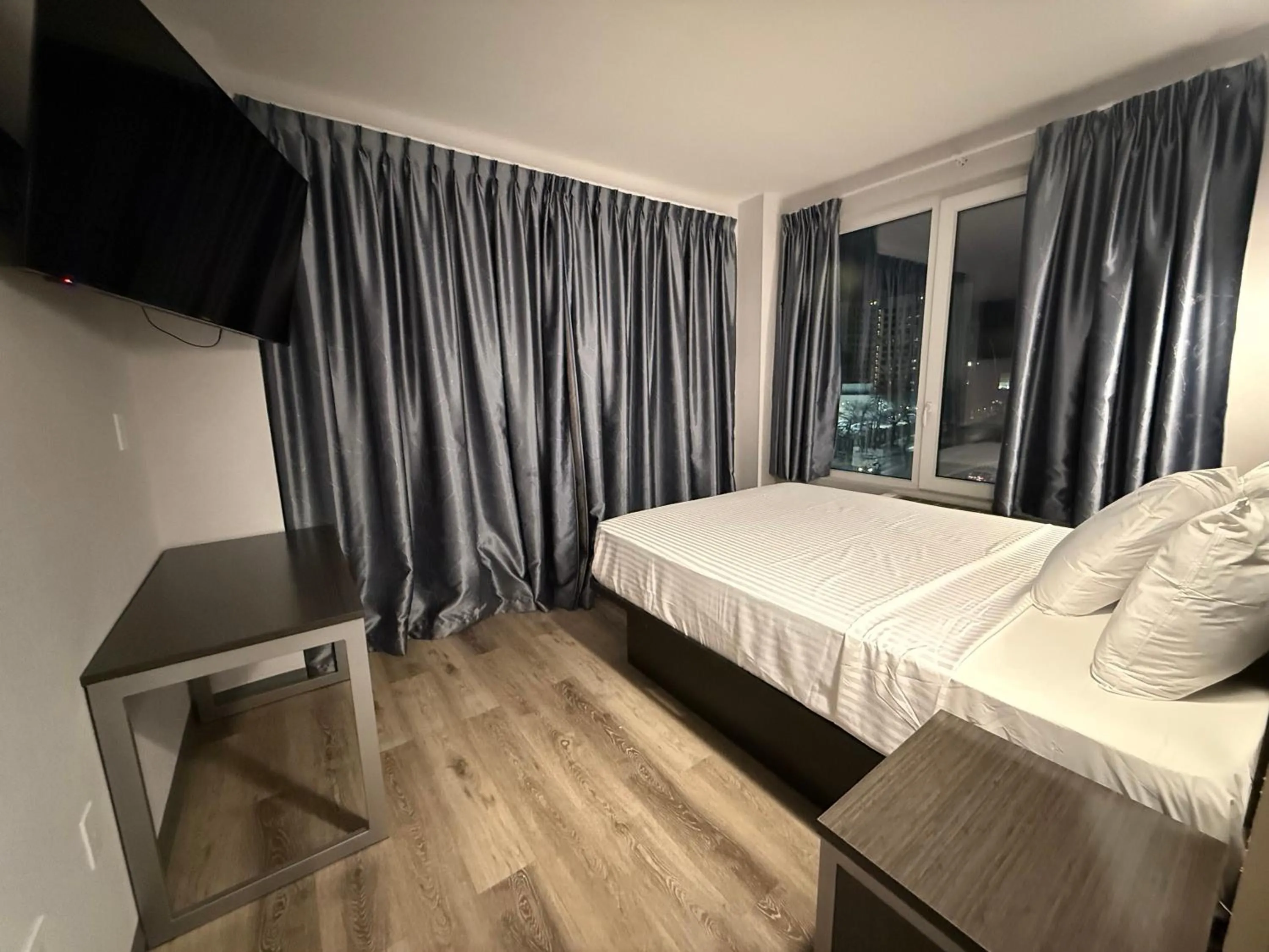 Communal lounge/ TV room, Bed in Bkway Hotel Brooklyn