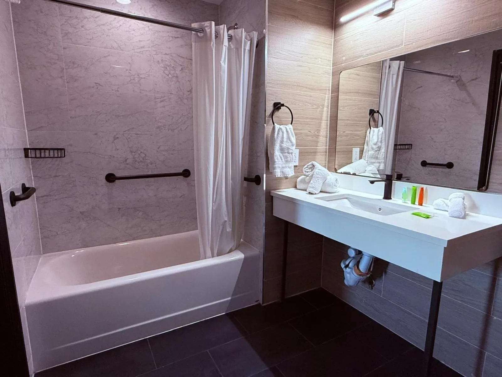 Shower in Bkway Hotel Brooklyn