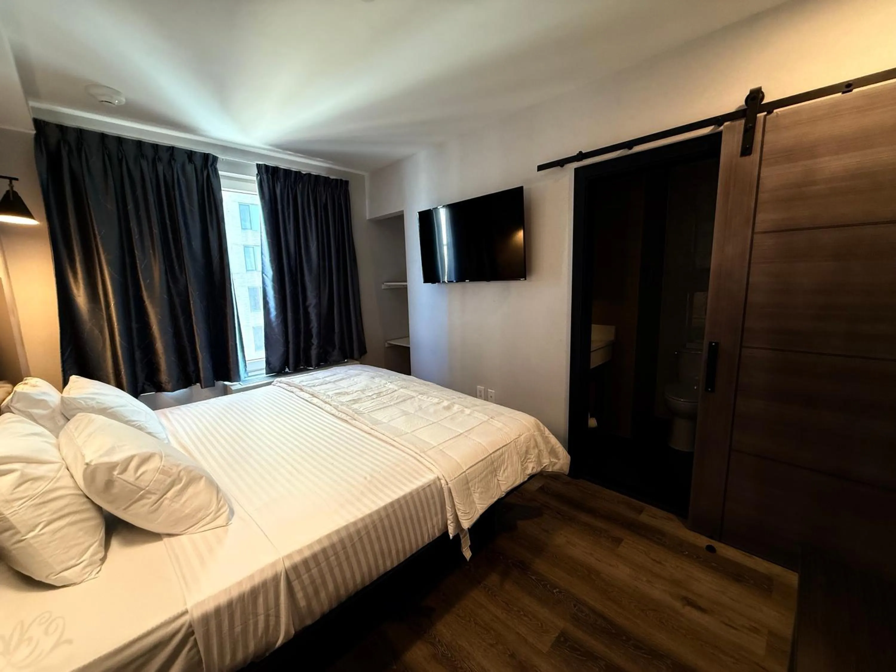 Bed in Bkway Hotel Brooklyn