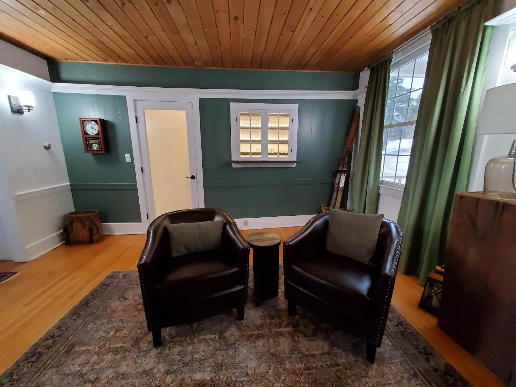 Lounge or bar in The Lodge at Moosehead Lake