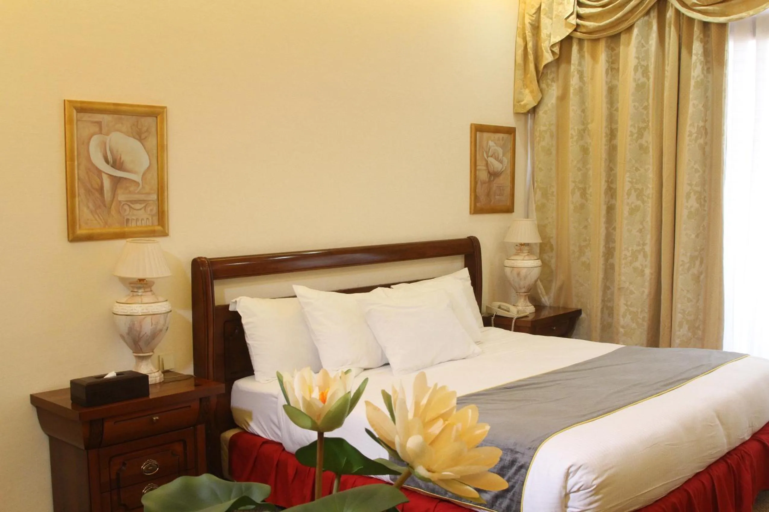 Bedroom, Bed in Lancaster Ouaga 2000