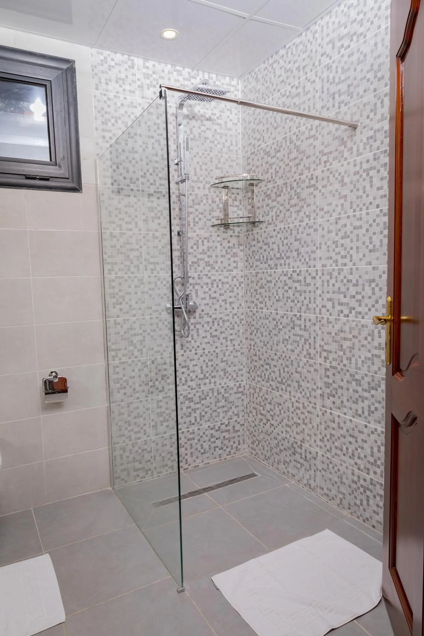 Shower in Lancaster Ouaga 2000