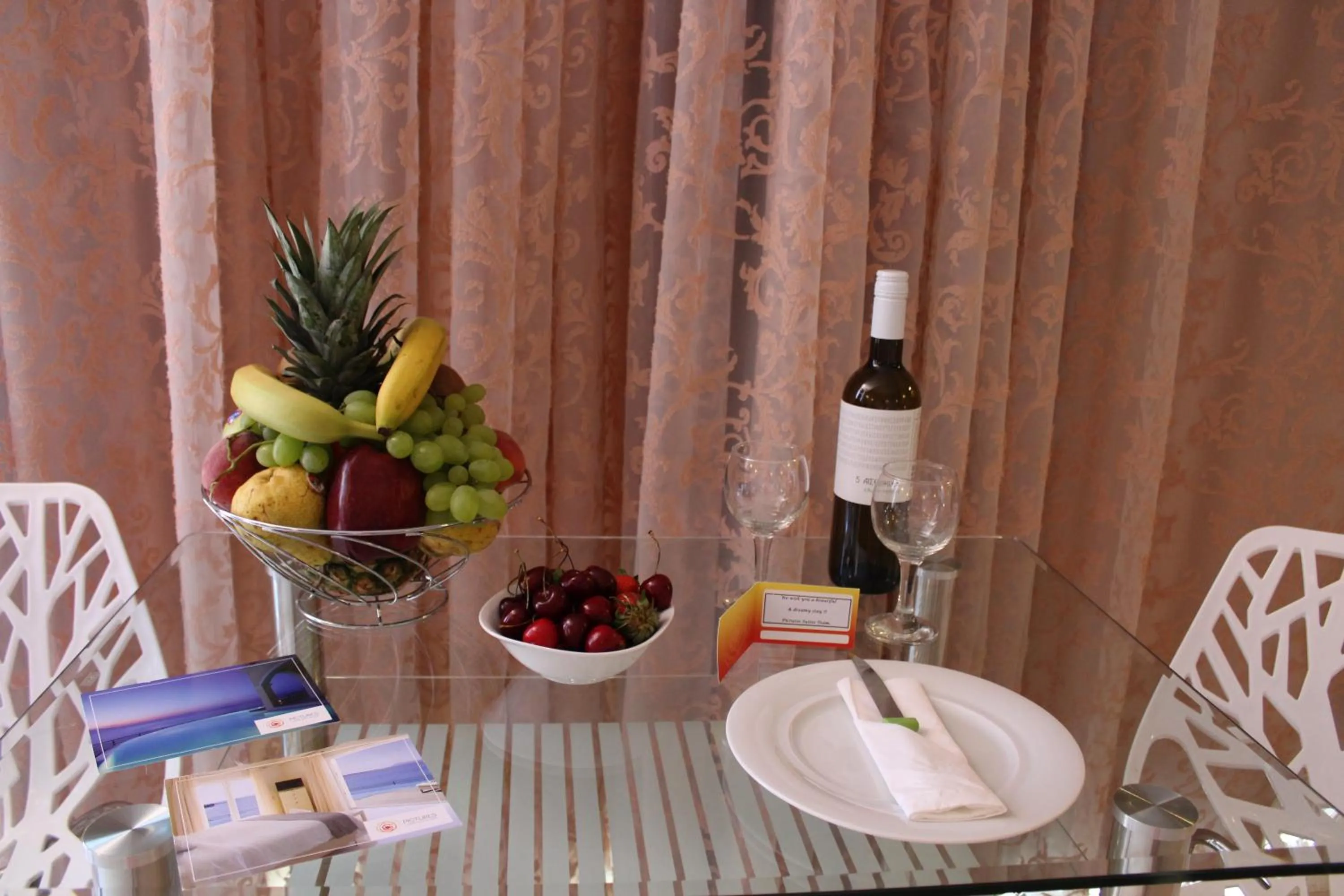 Food and drinks in Pictures Suites