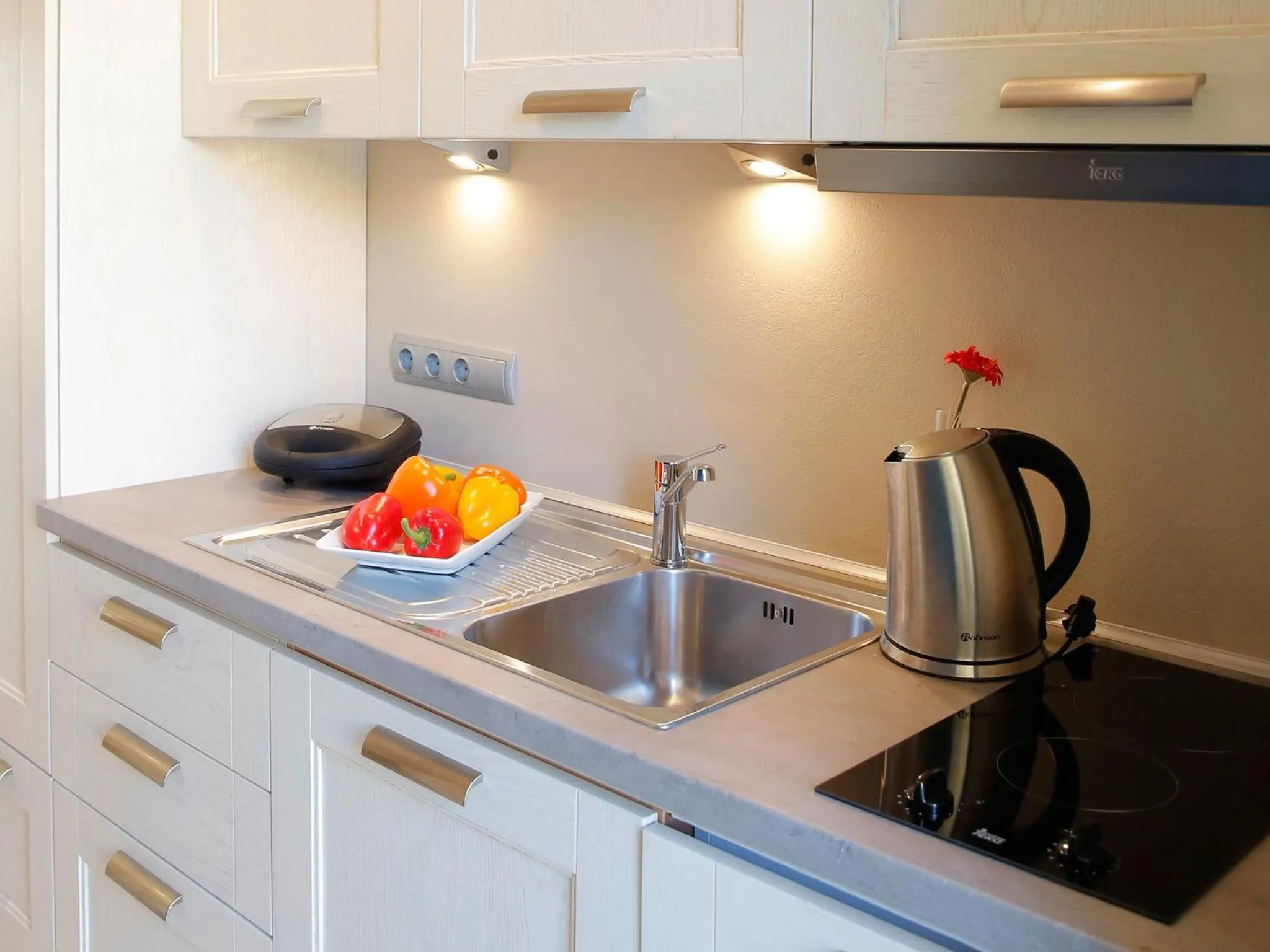 Kitchen or kitchenette in Pictures Suites