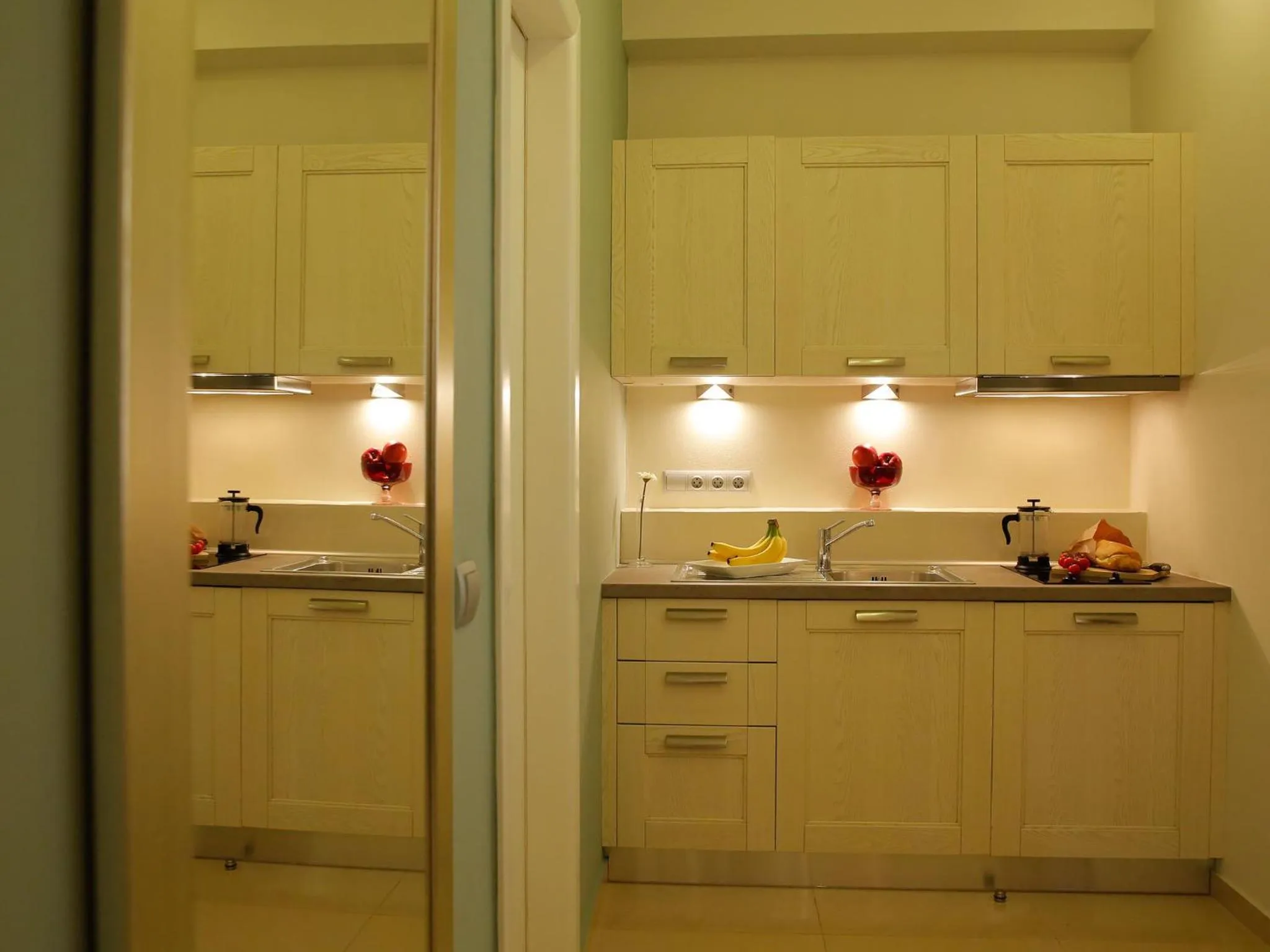 Kitchen or kitchenette in Pictures Suites