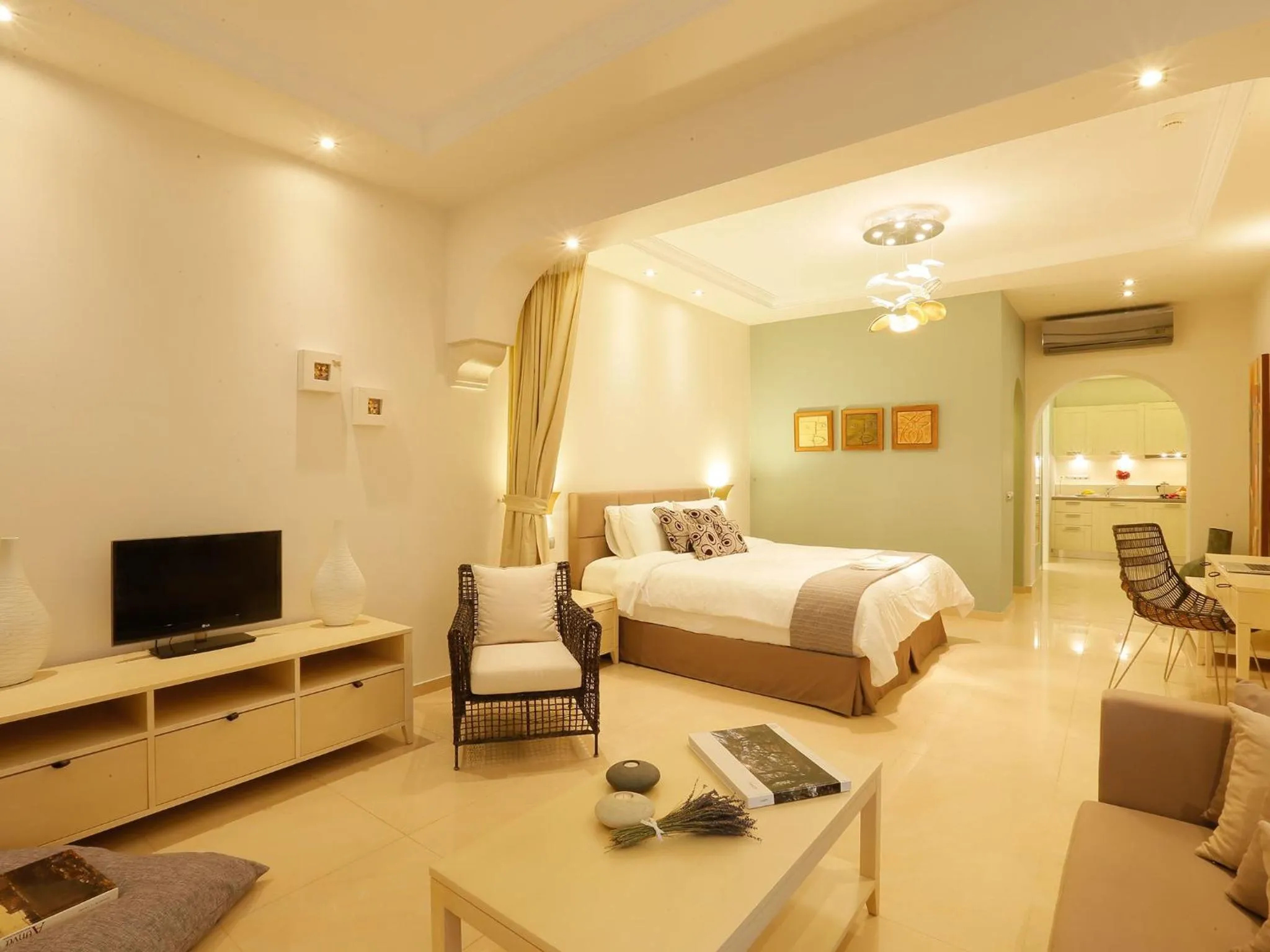 Photo of the whole room in Pictures Suites