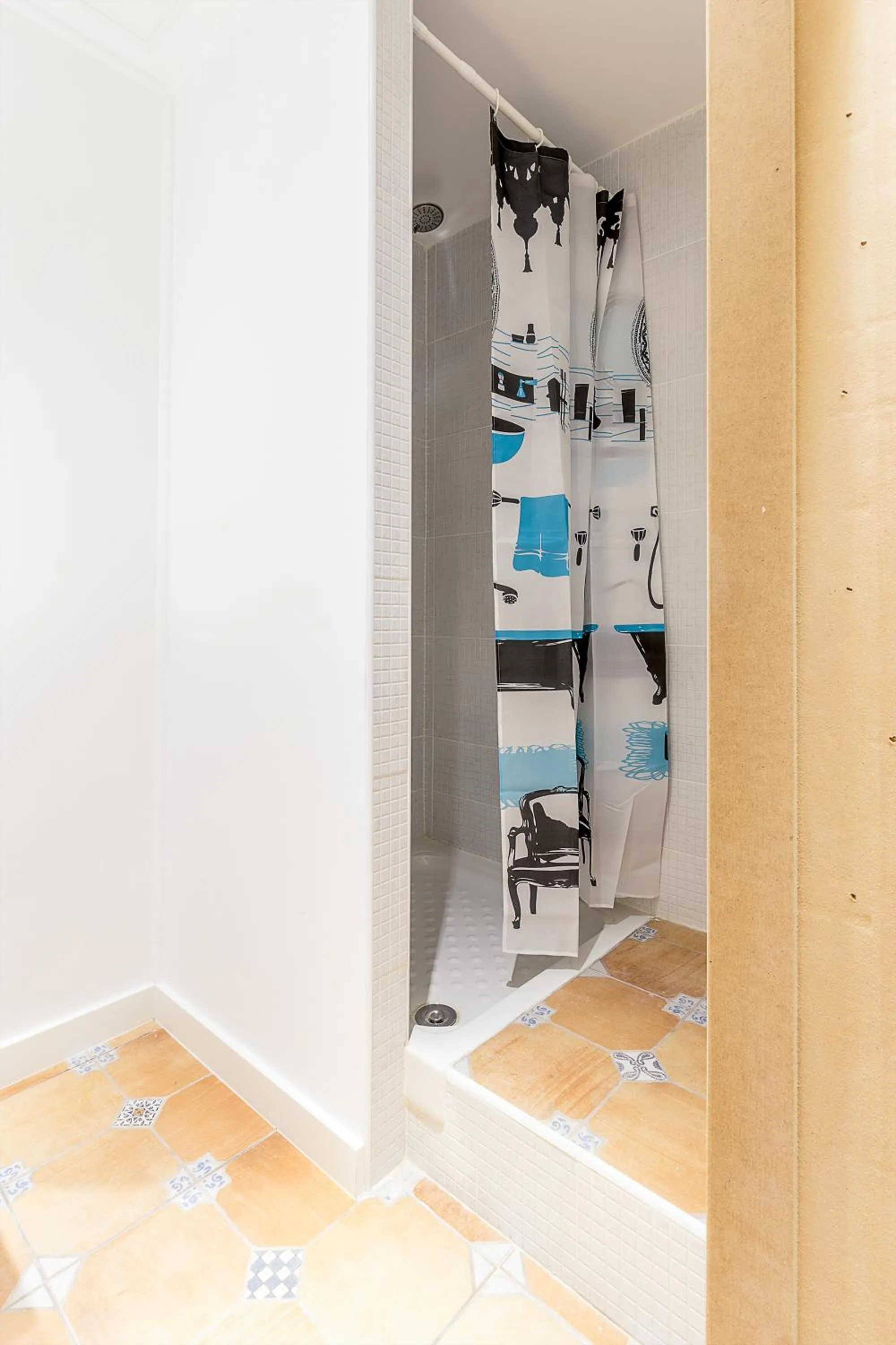 Shower in Ant Hostel Barcelona