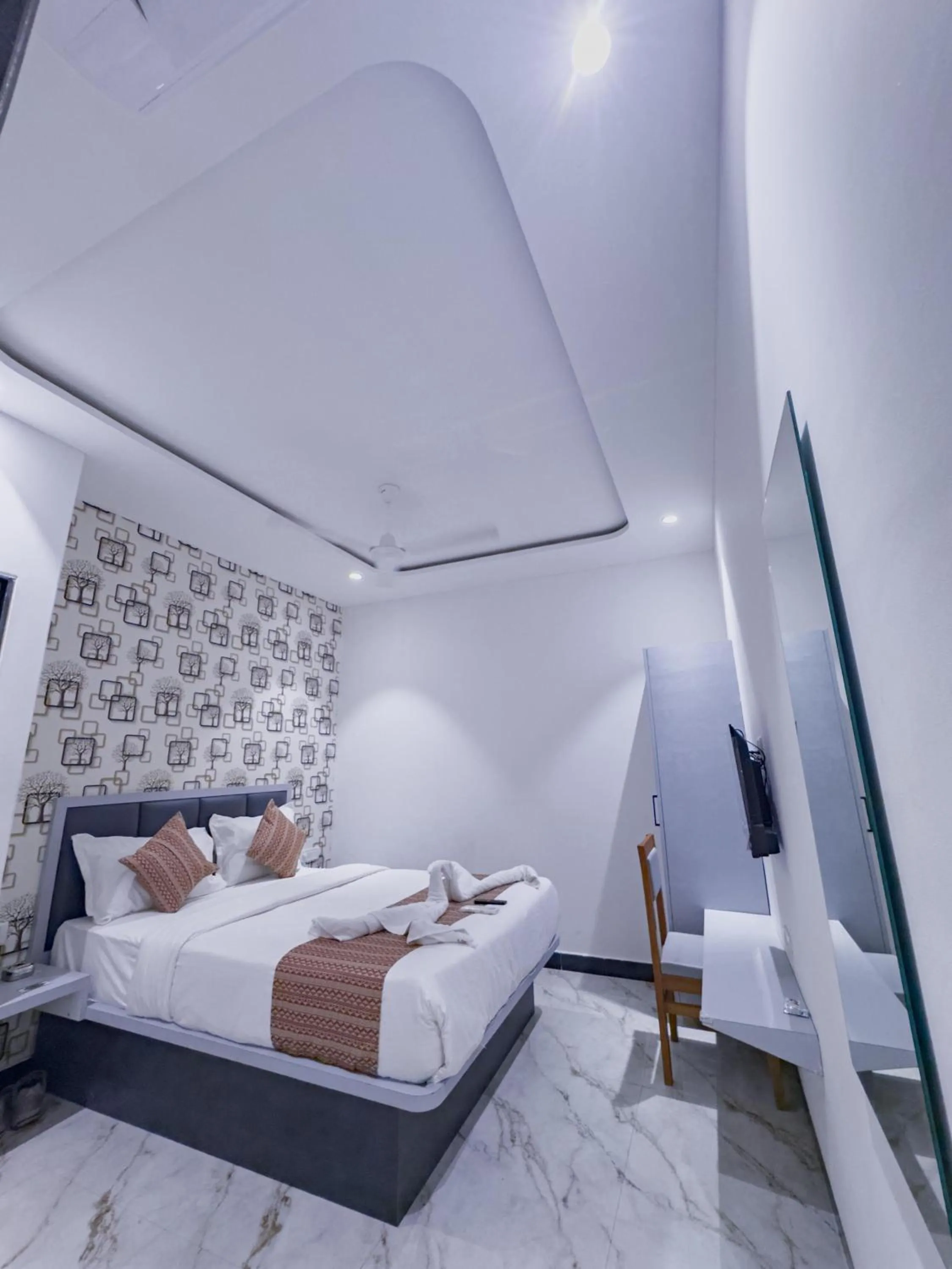 Bed in Hotel Flora Inn