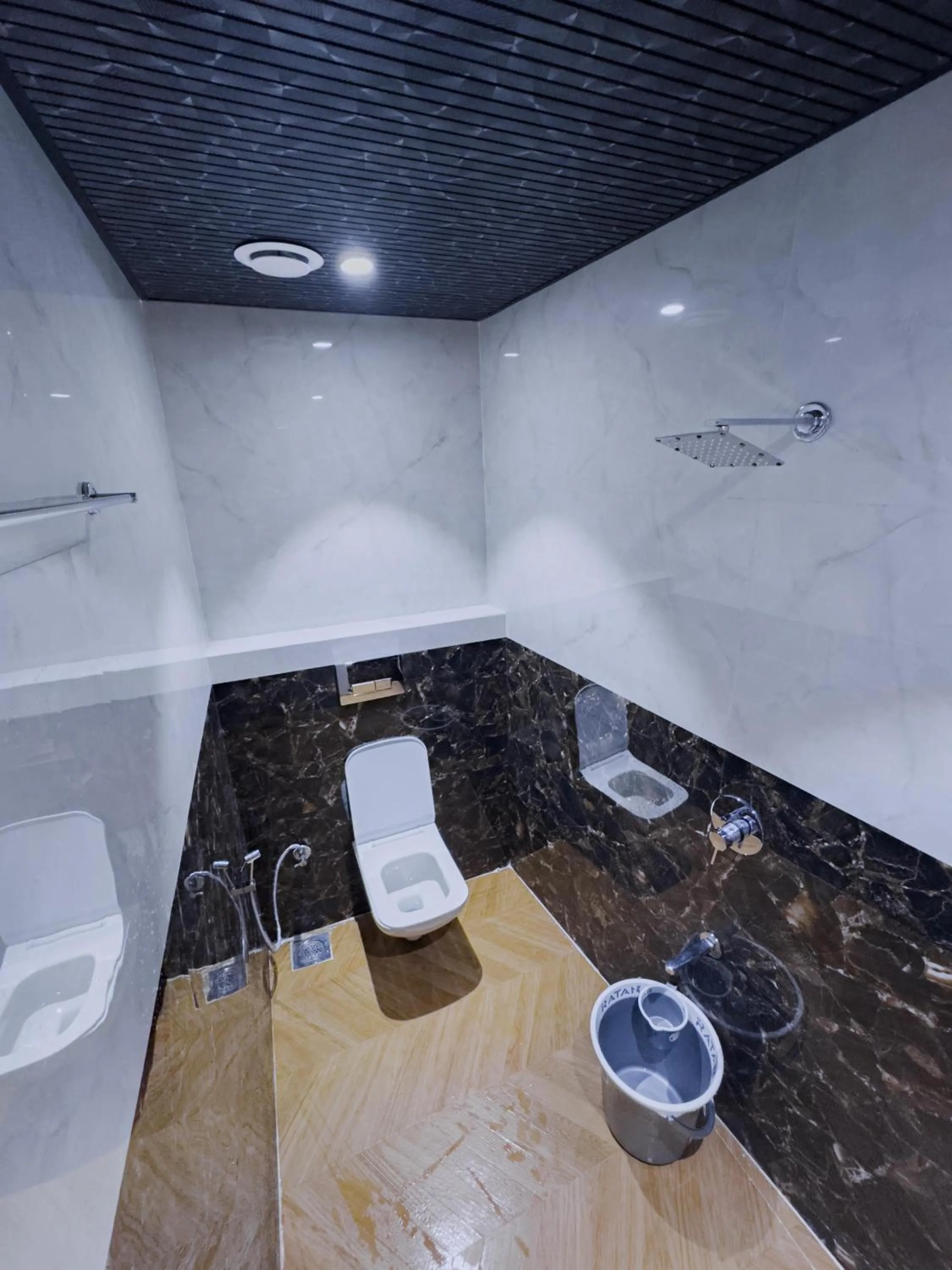 Toilet in Hotel Flora Inn