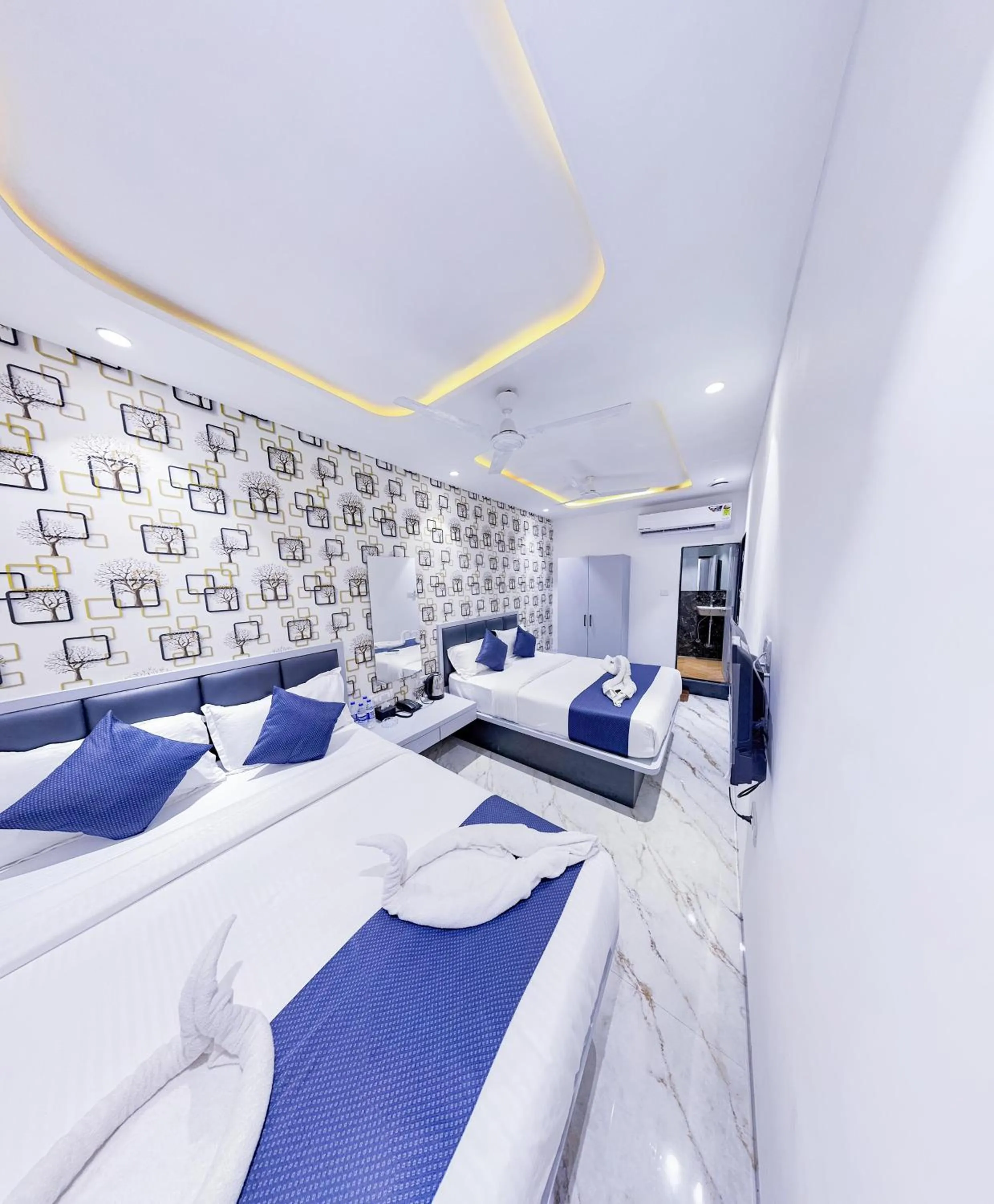 Living room, Bed in Hotel Flora Inn