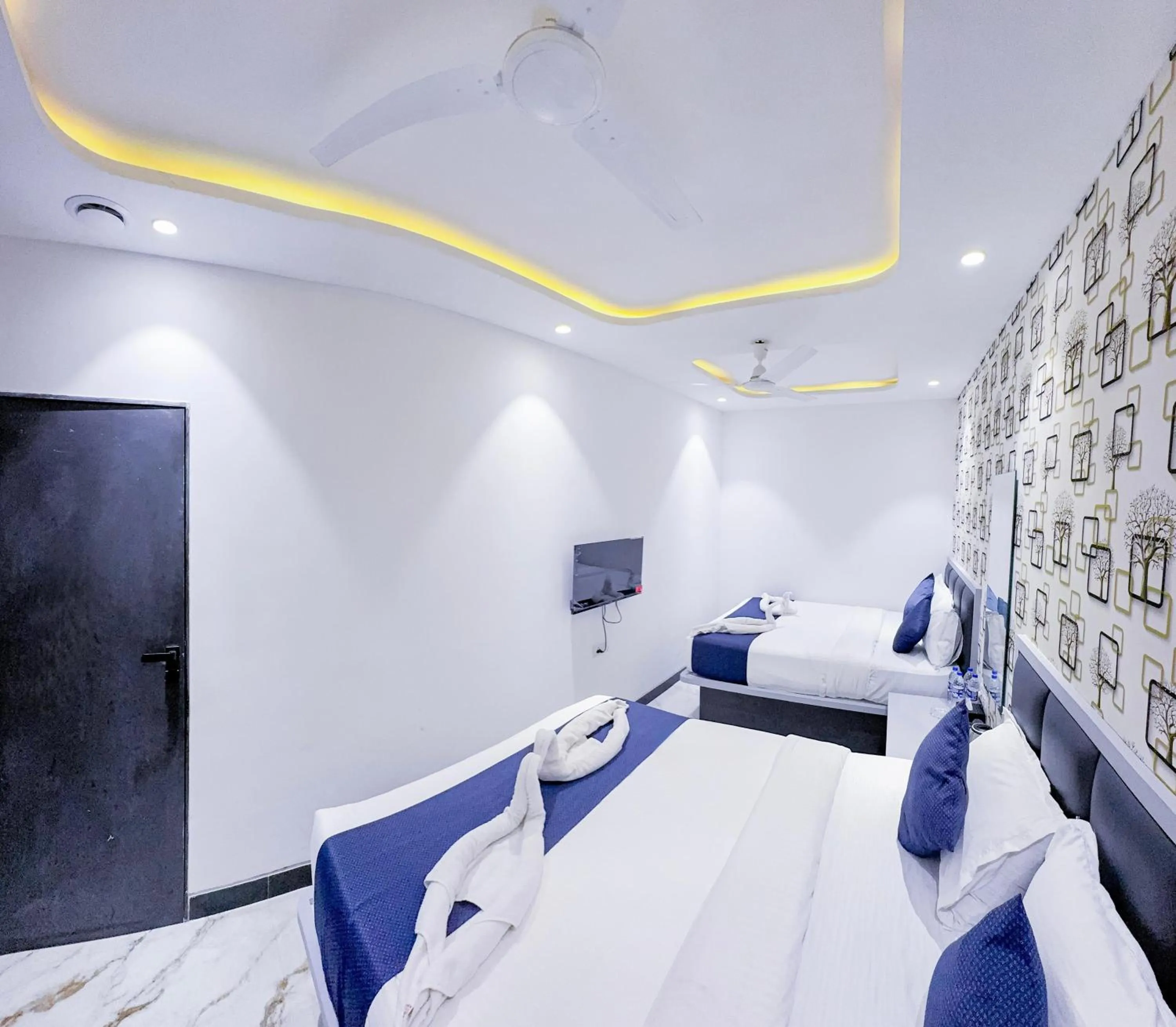 Bed in Hotel Flora Inn