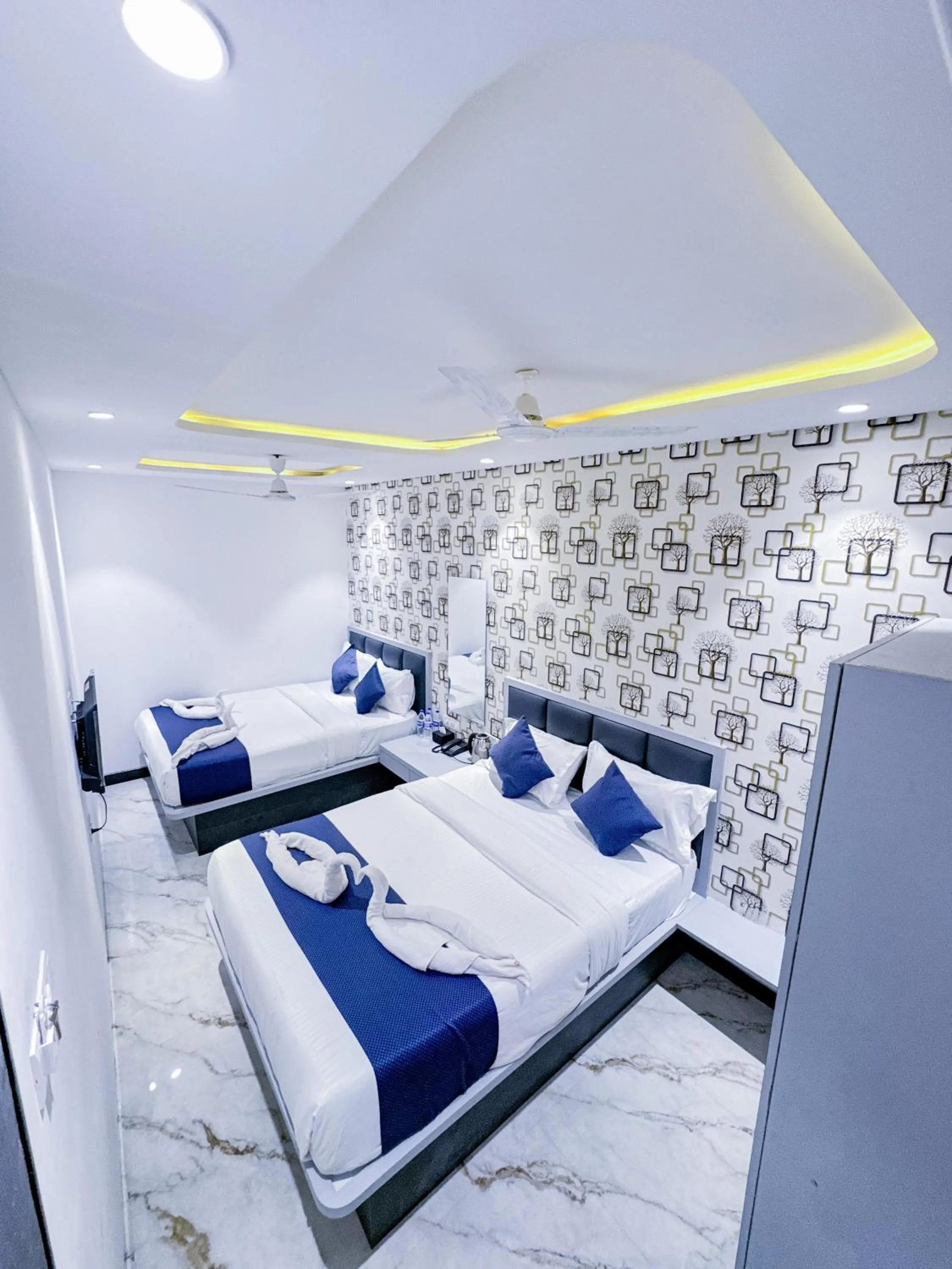 Bedroom, Bed in Hotel Flora Inn