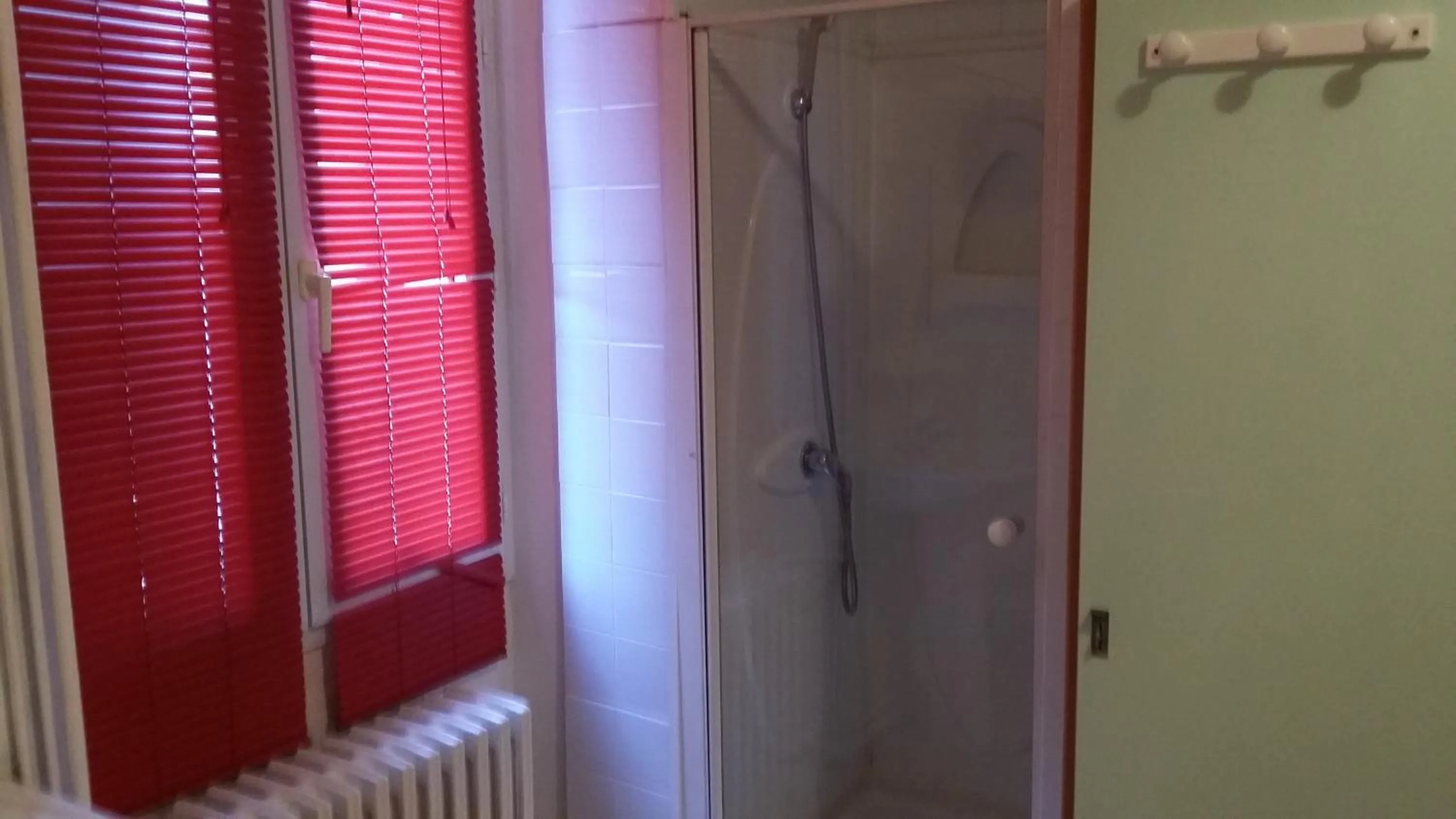Shower, Bathroom in Hotel Le Tram