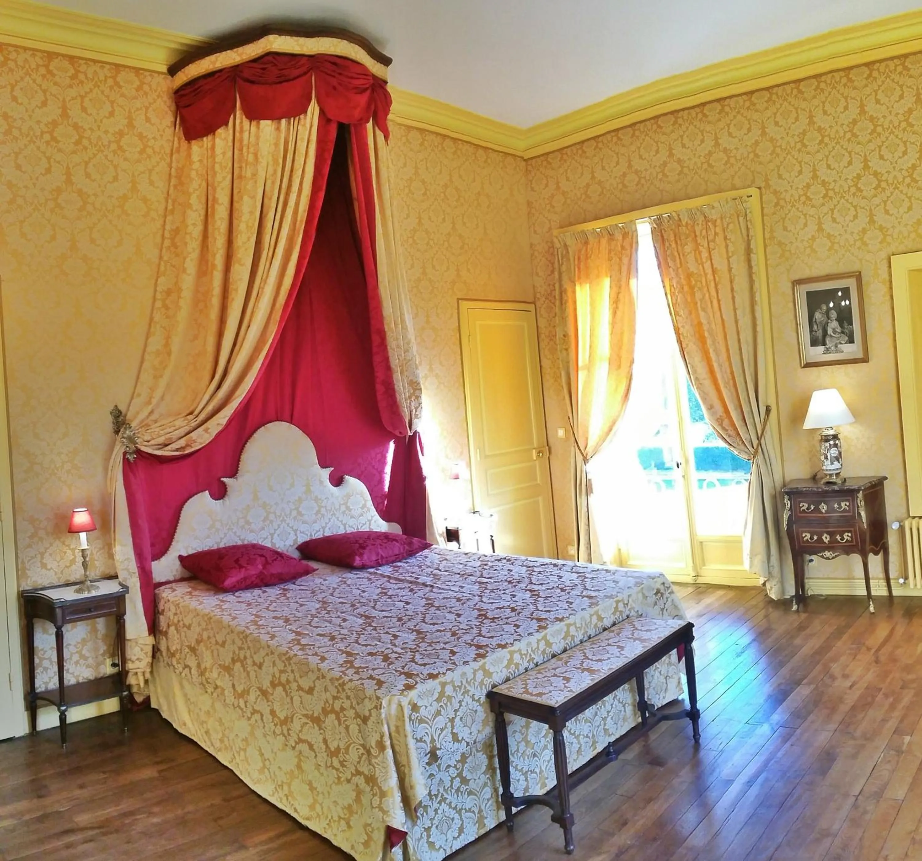 Day, Bed in Château de Chantore