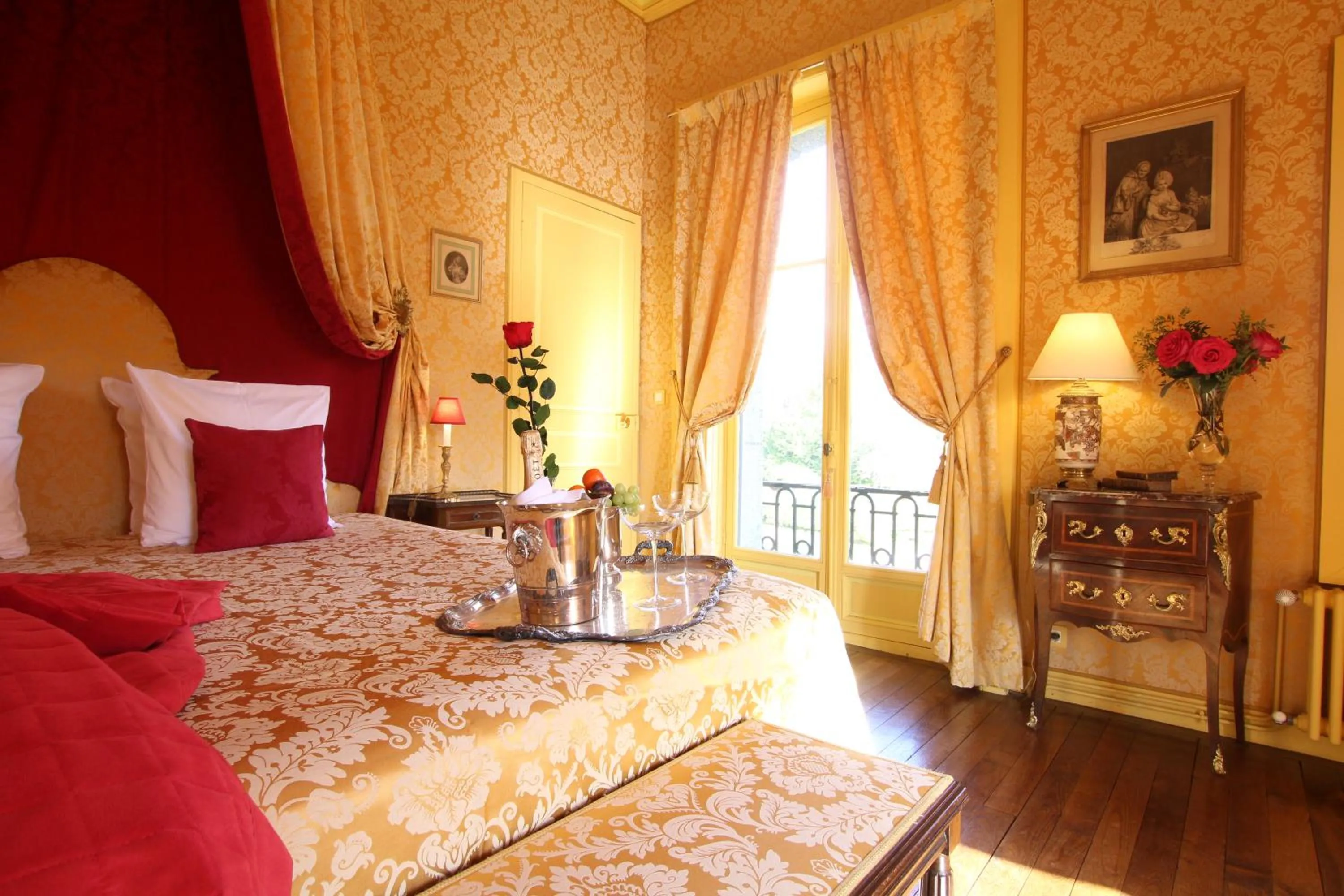 Bedroom, Bed in Château de Chantore