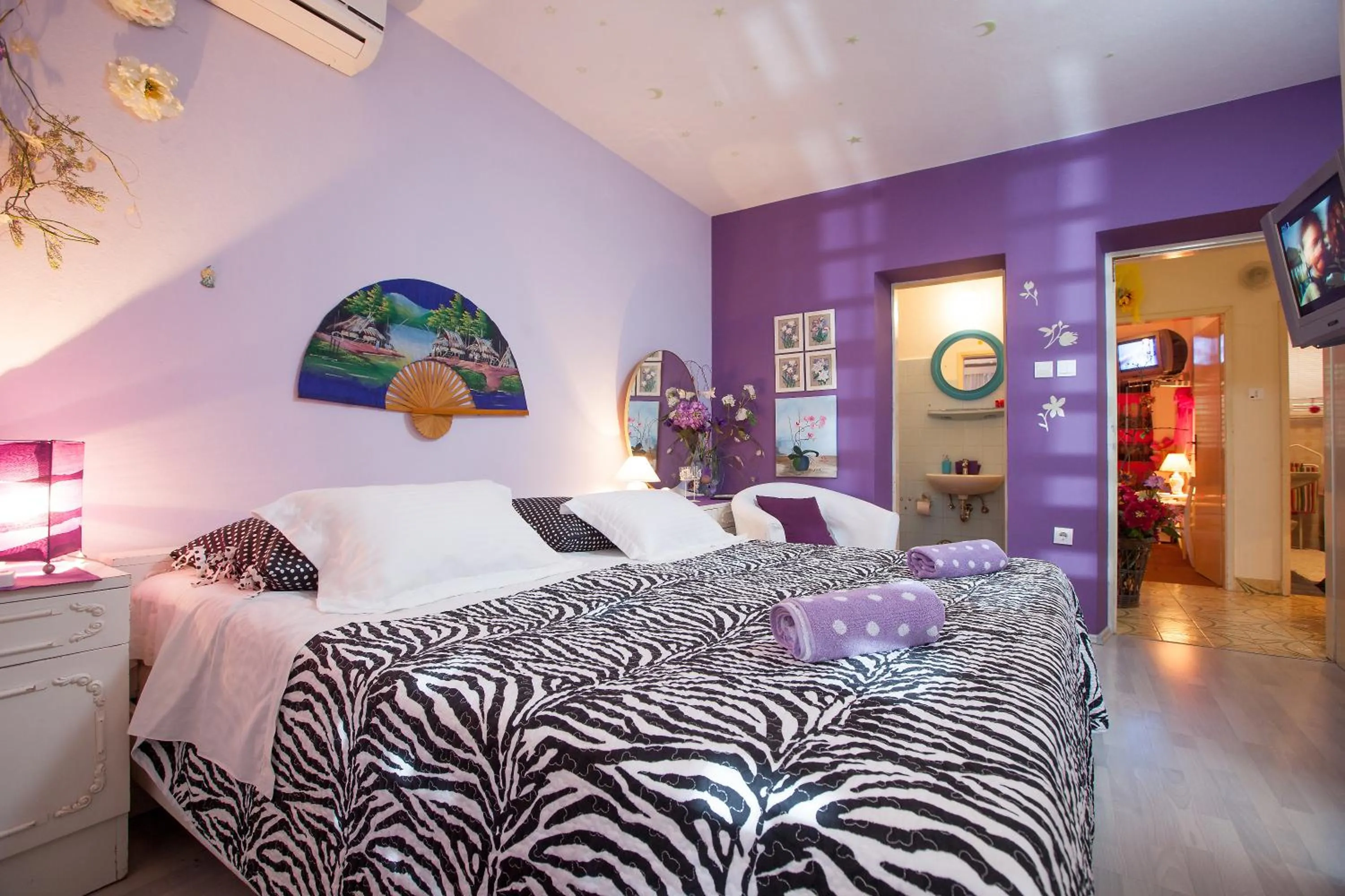 Bedroom, Bed in Beach Marin