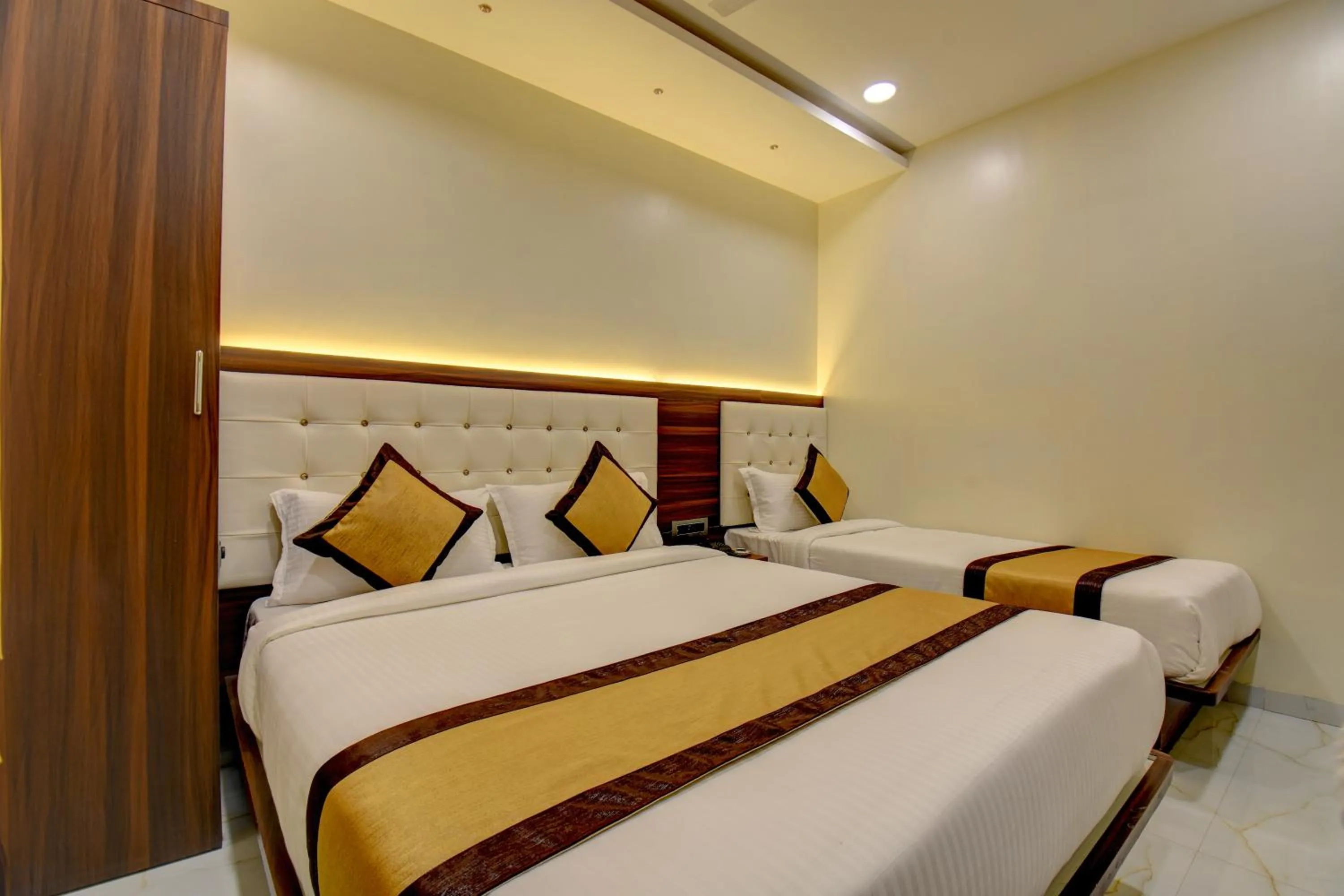 Bed in Hotel Majestic Crest Sakinaka