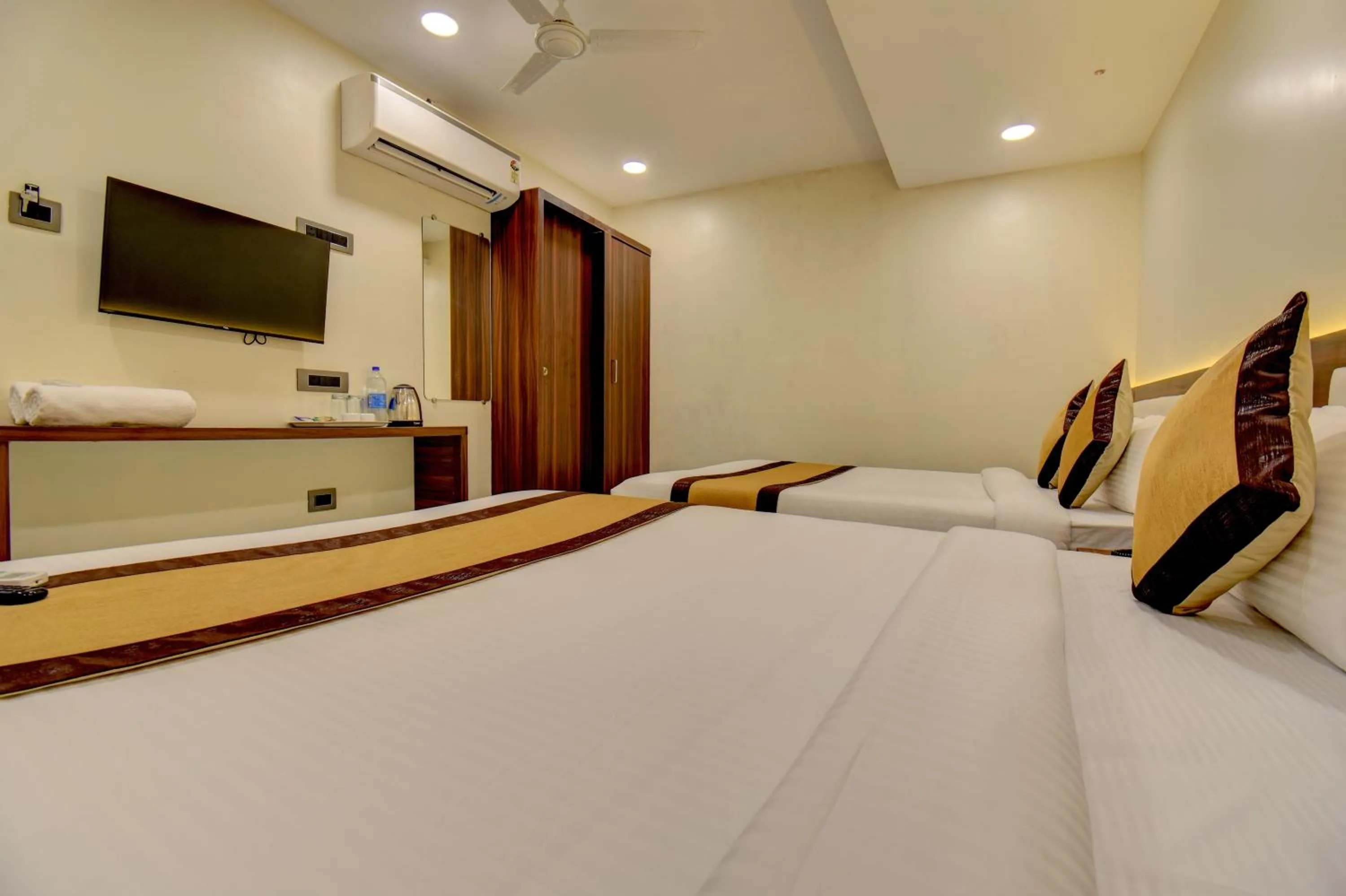 Bed in Hotel Majestic Crest Sakinaka