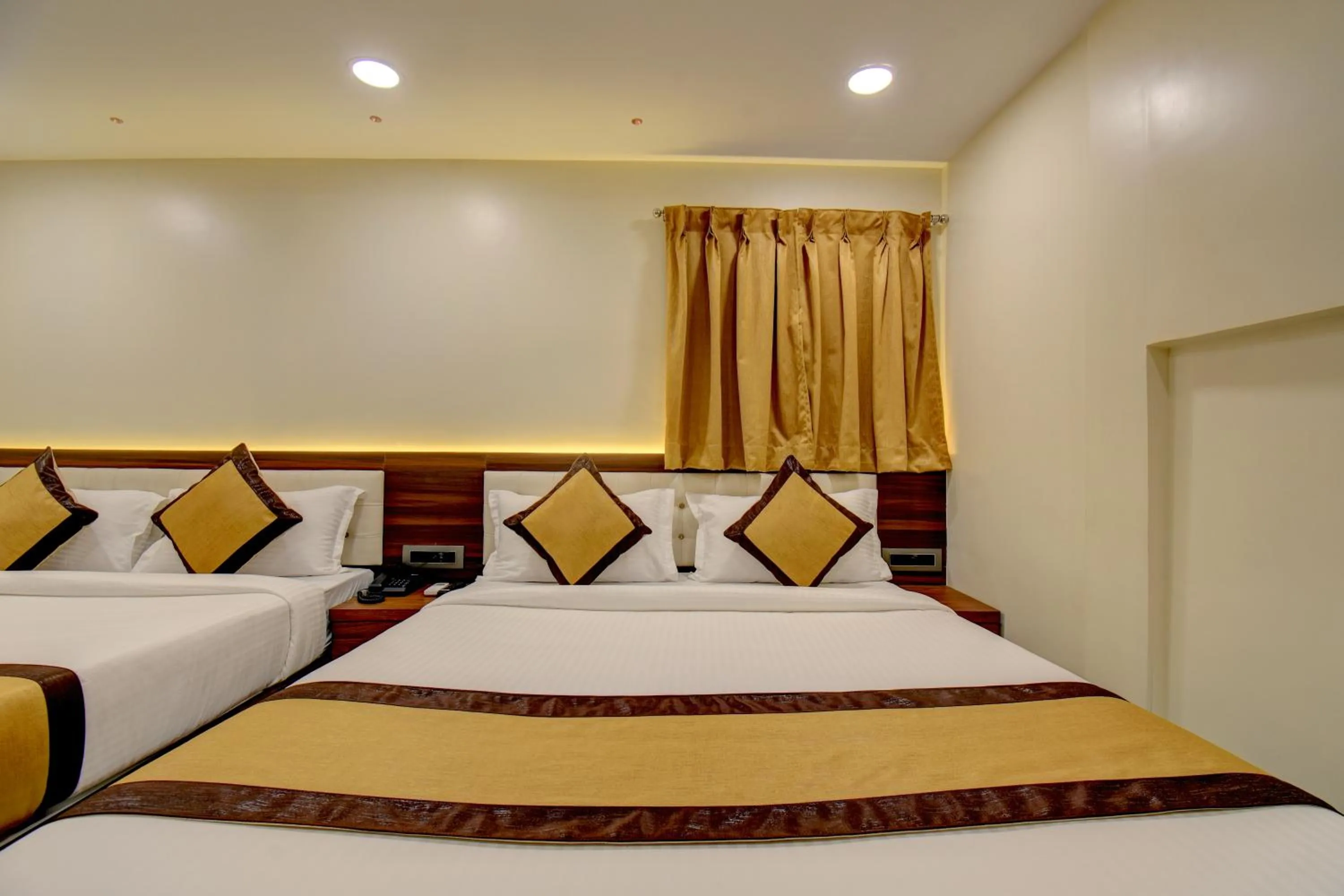 Bed in Hotel Majestic Crest Sakinaka