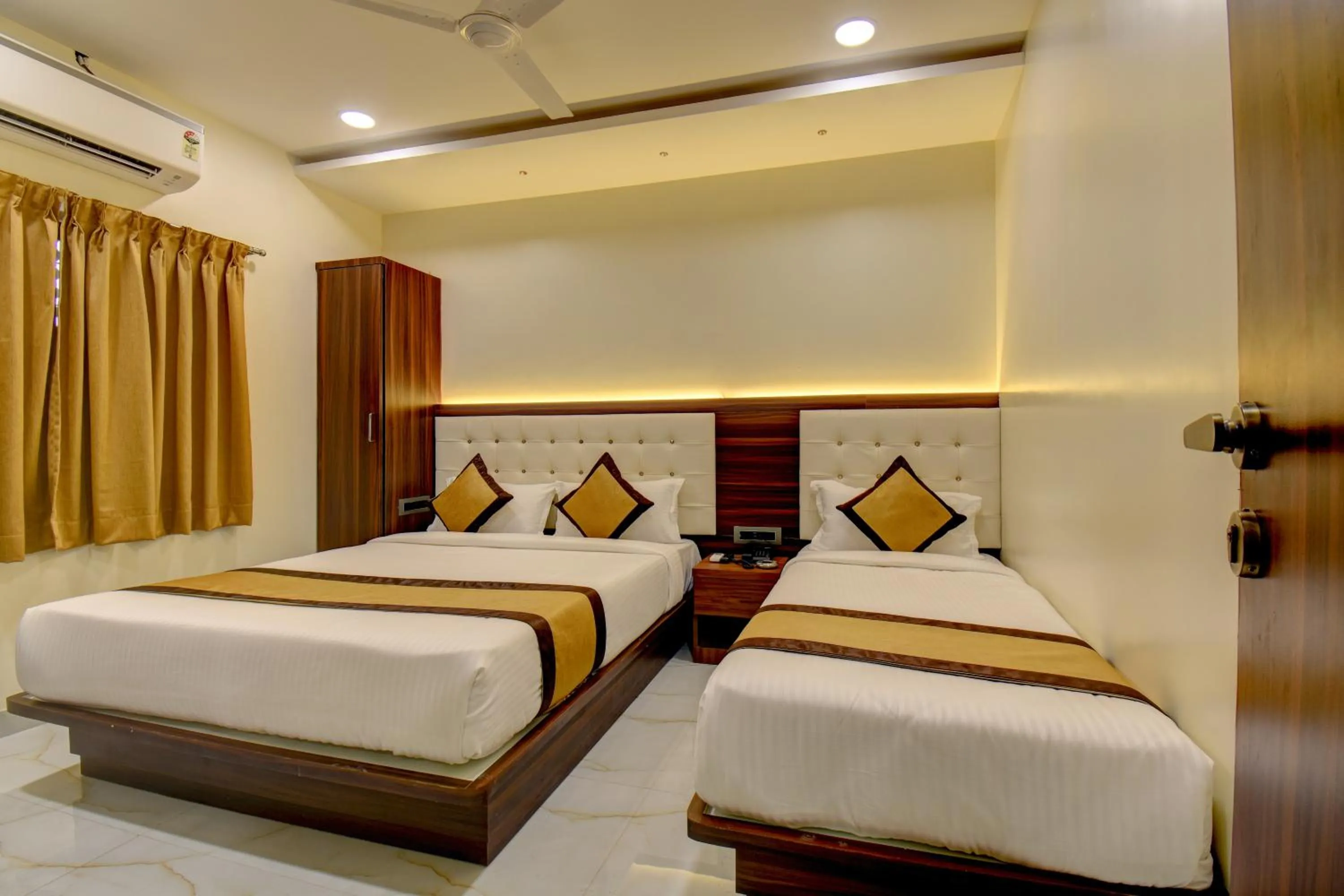 Bed in Hotel Majestic Crest Sakinaka