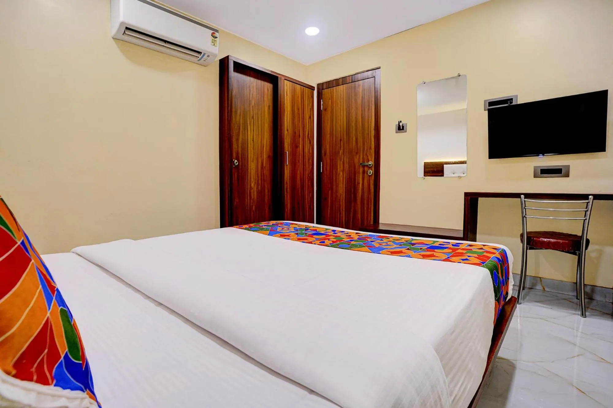 Bedroom, Bed in FabHotel Majestic Crest