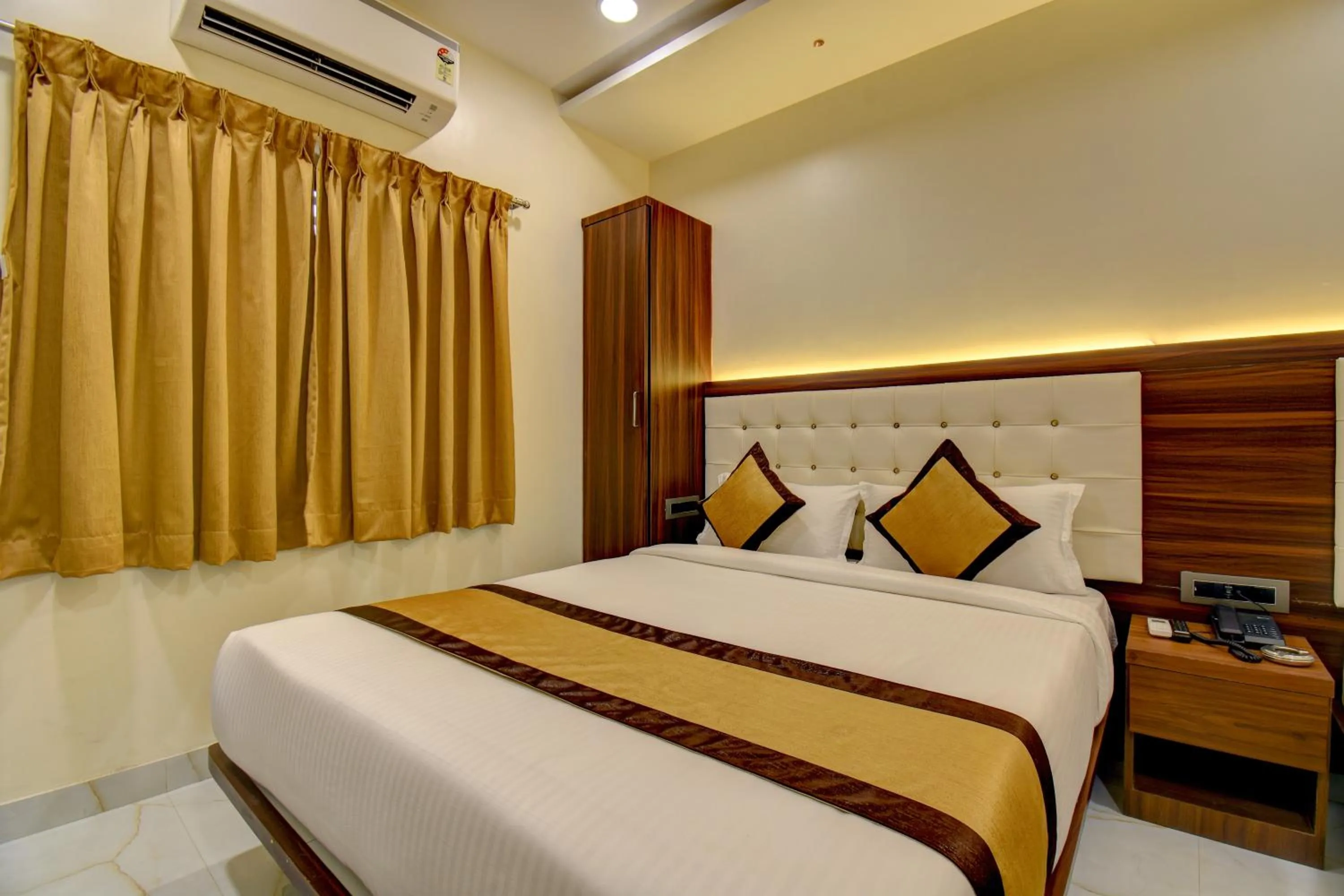 Bed in Hotel Majestic Crest Sakinaka