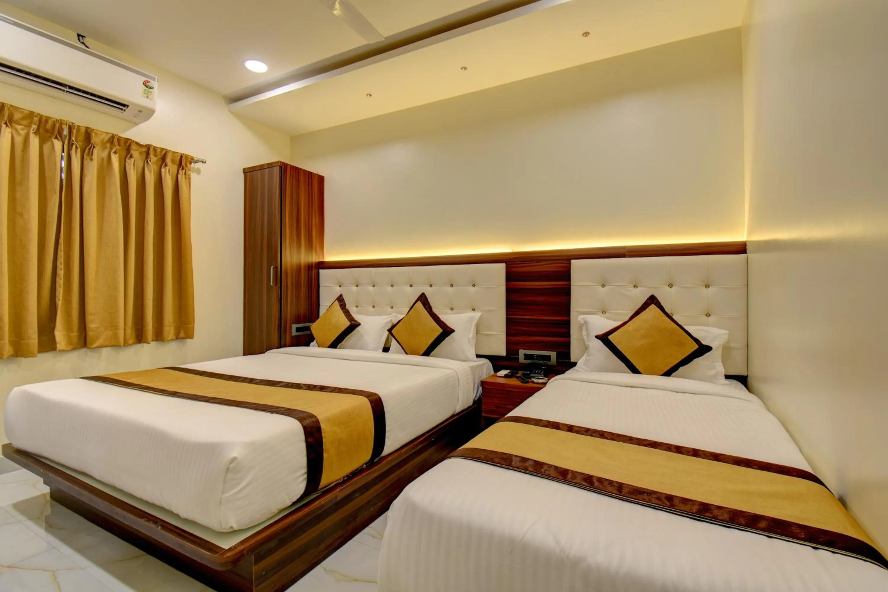 Bed in Hotel Majestic Crest Sakinaka
