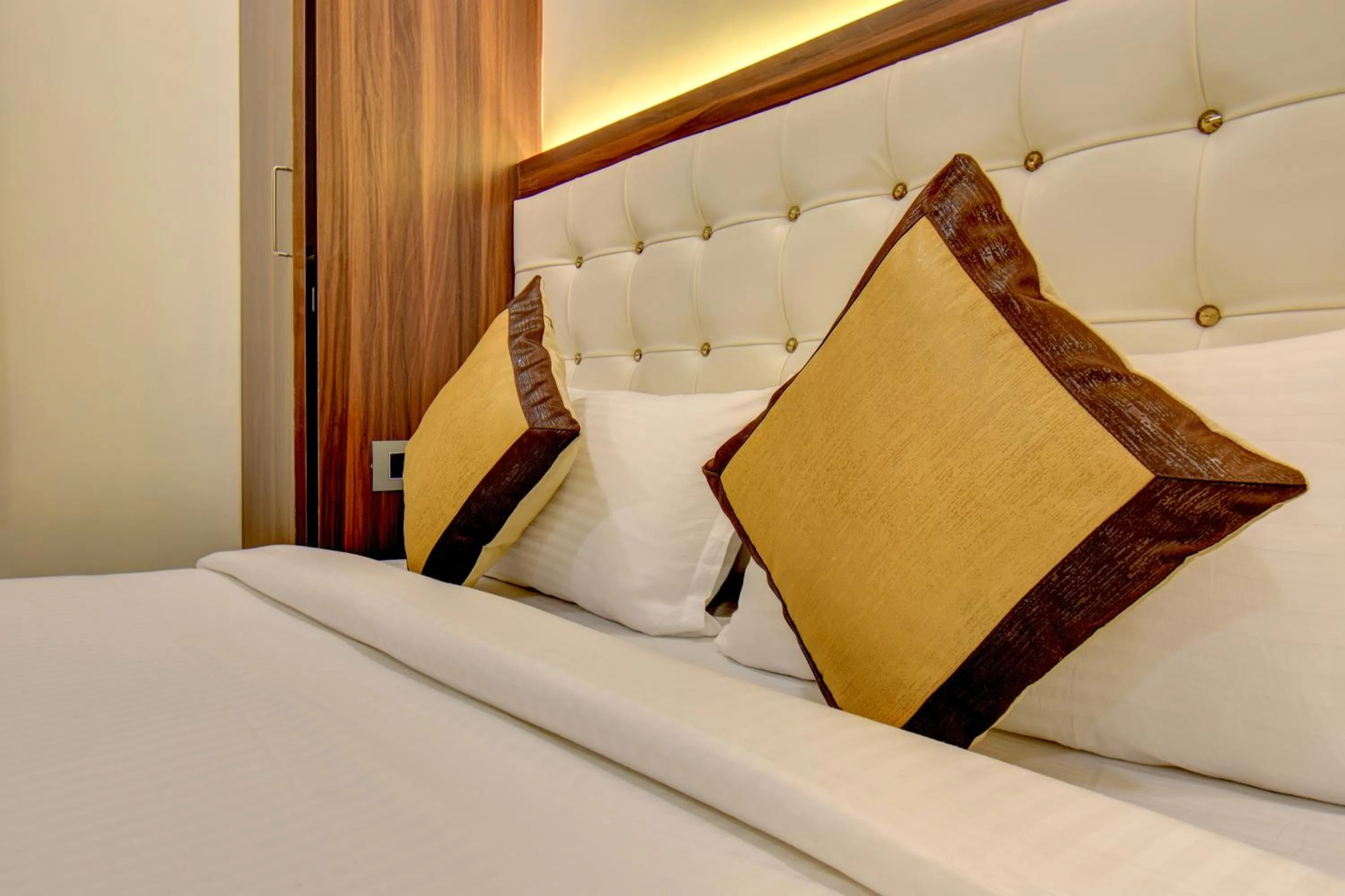 Bed in Hotel Majestic Crest Sakinaka