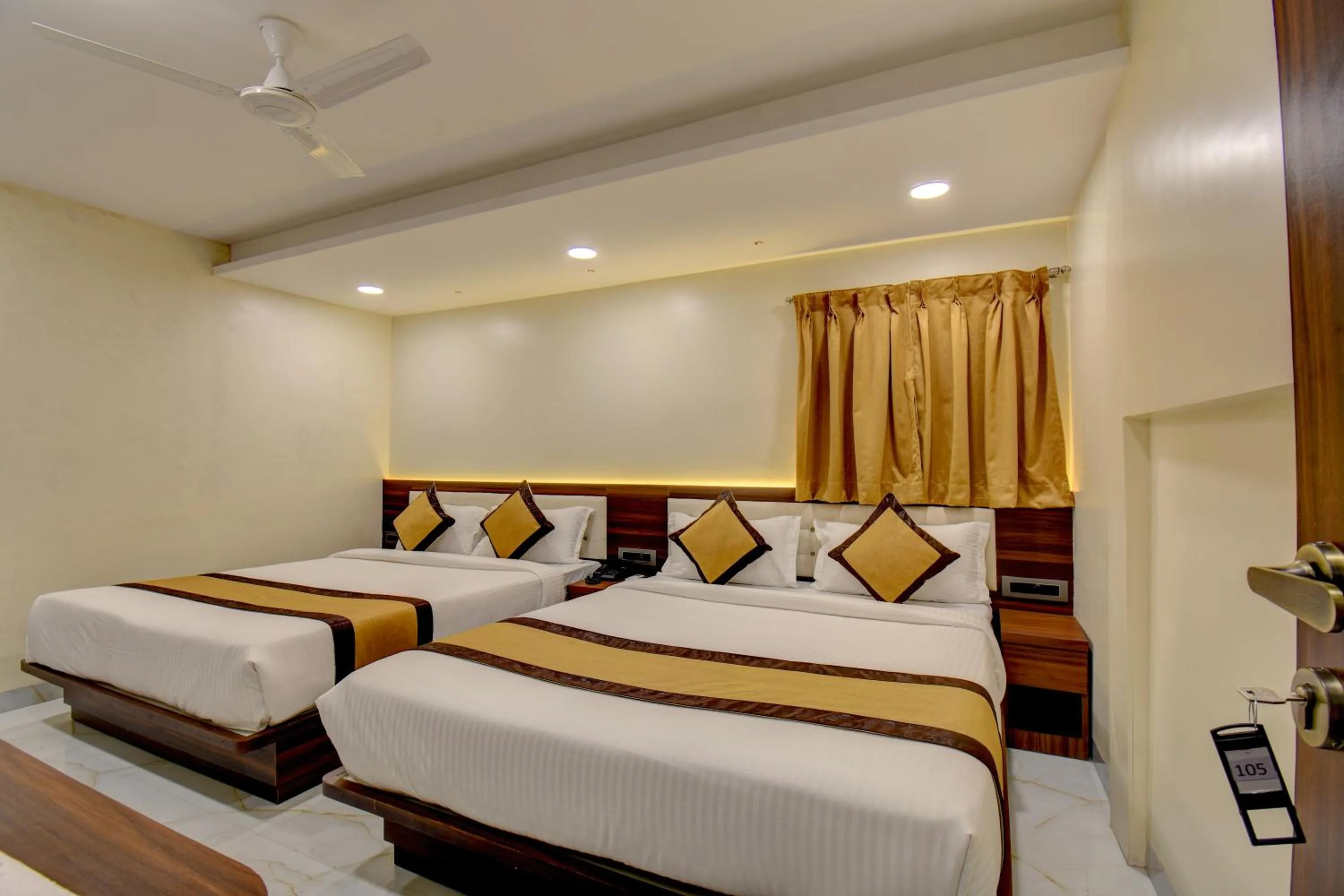 Bed in Hotel Majestic Crest Sakinaka