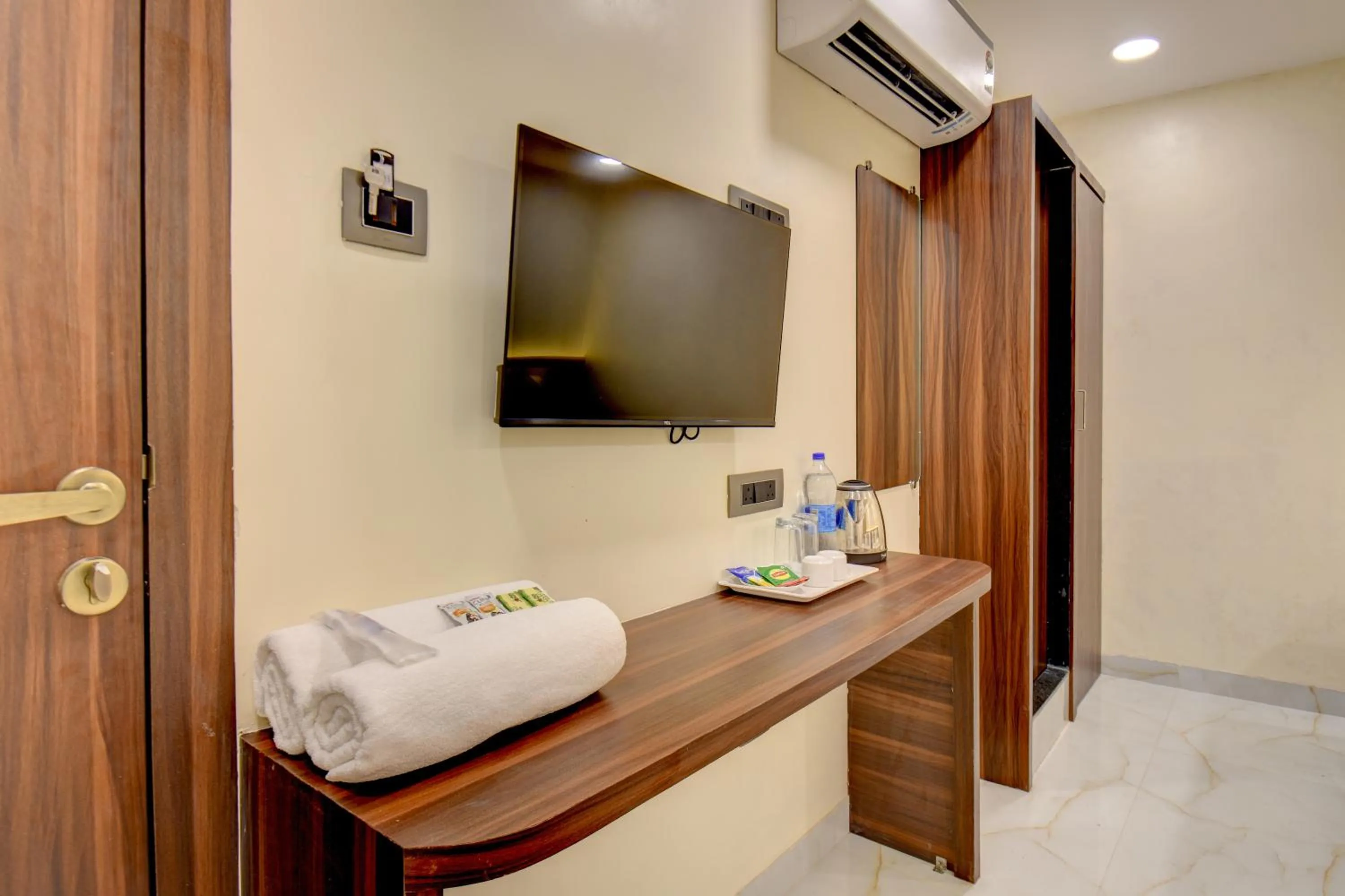 Bedroom, Bed in Hotel Majestic Crest Sakinaka