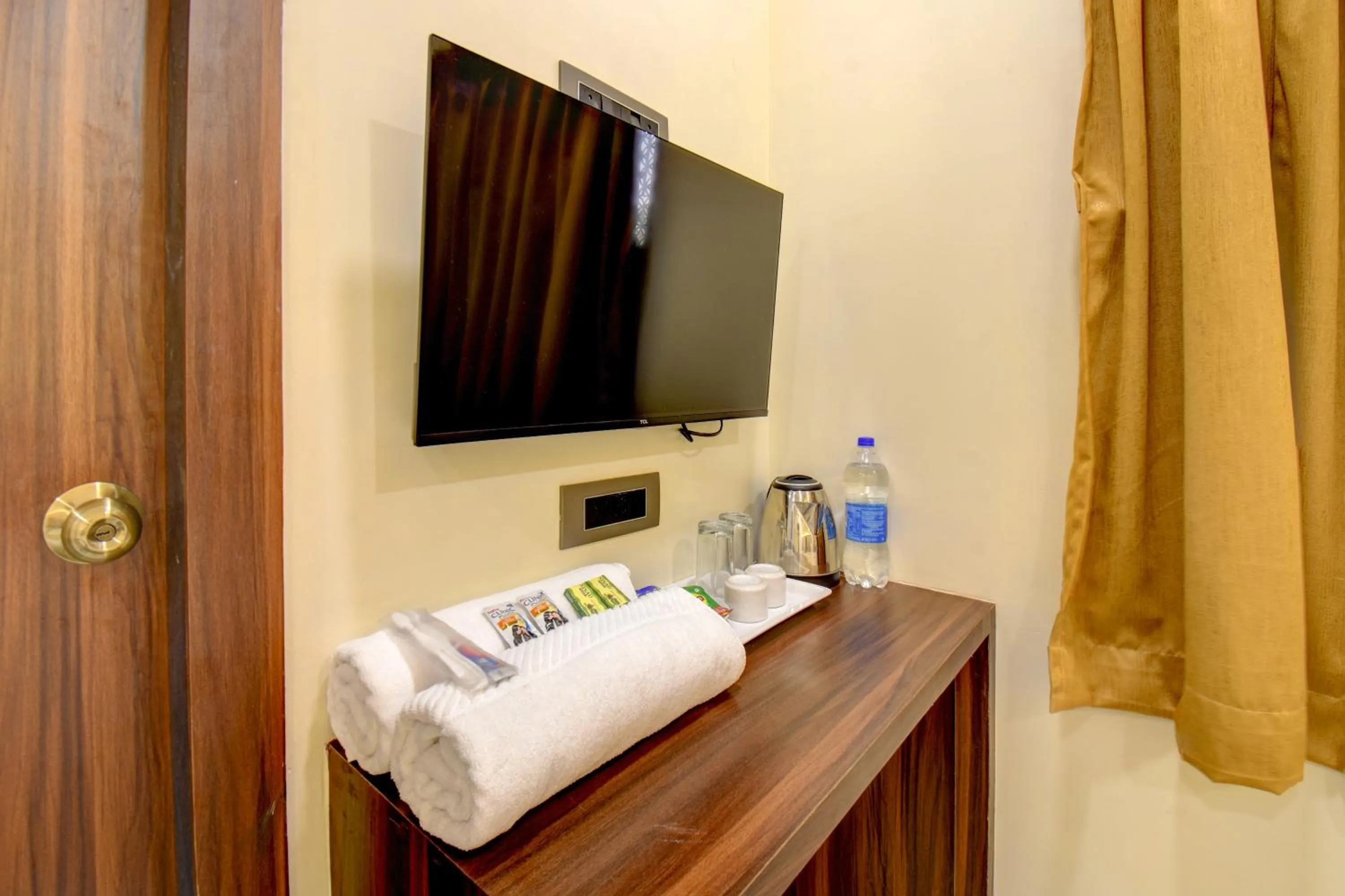 Coffee/tea facilities, Bed in Hotel Majestic Crest Sakinaka