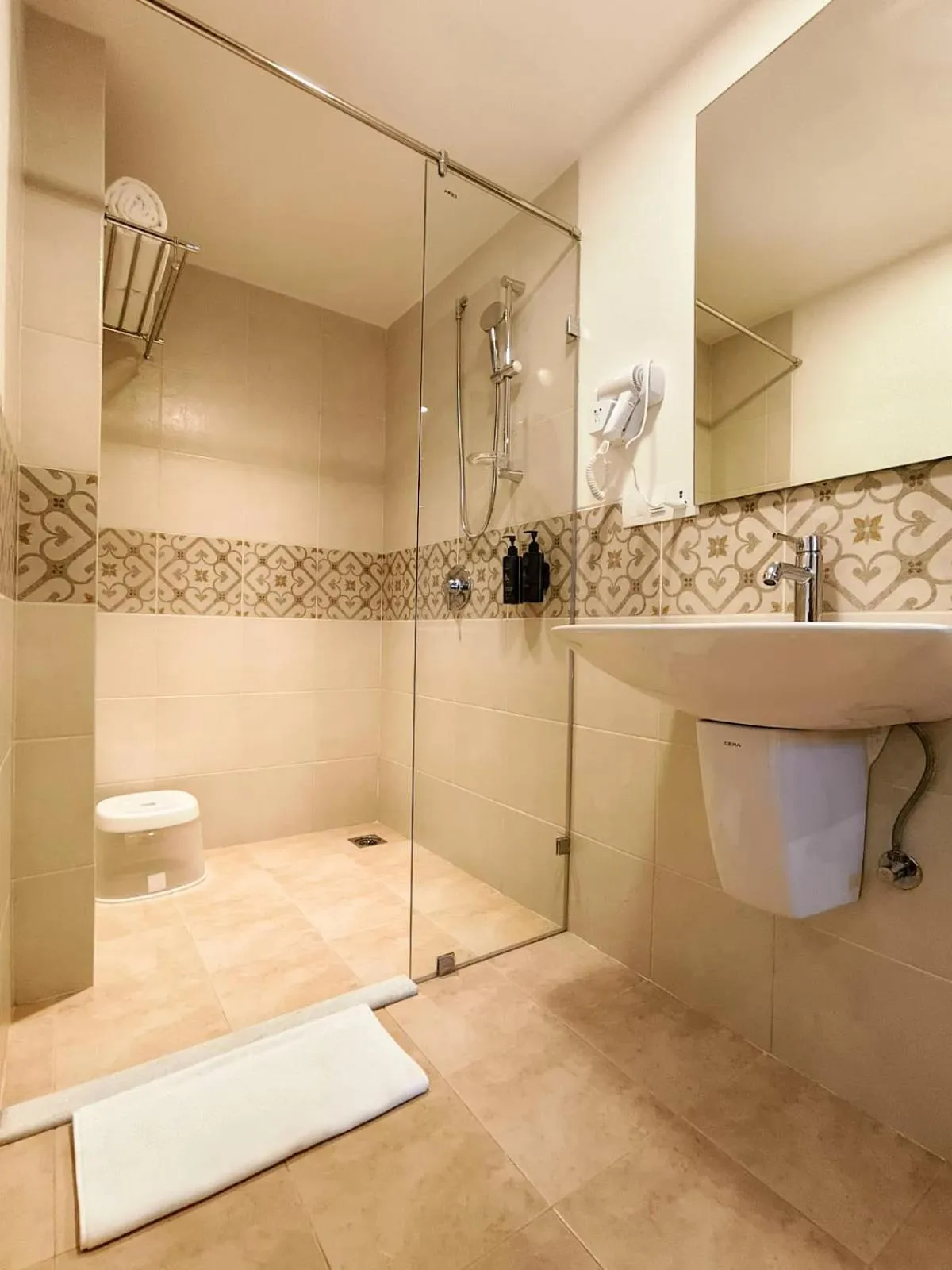 Shower in Amritara Serenity,100 mts from Salaulim Dam