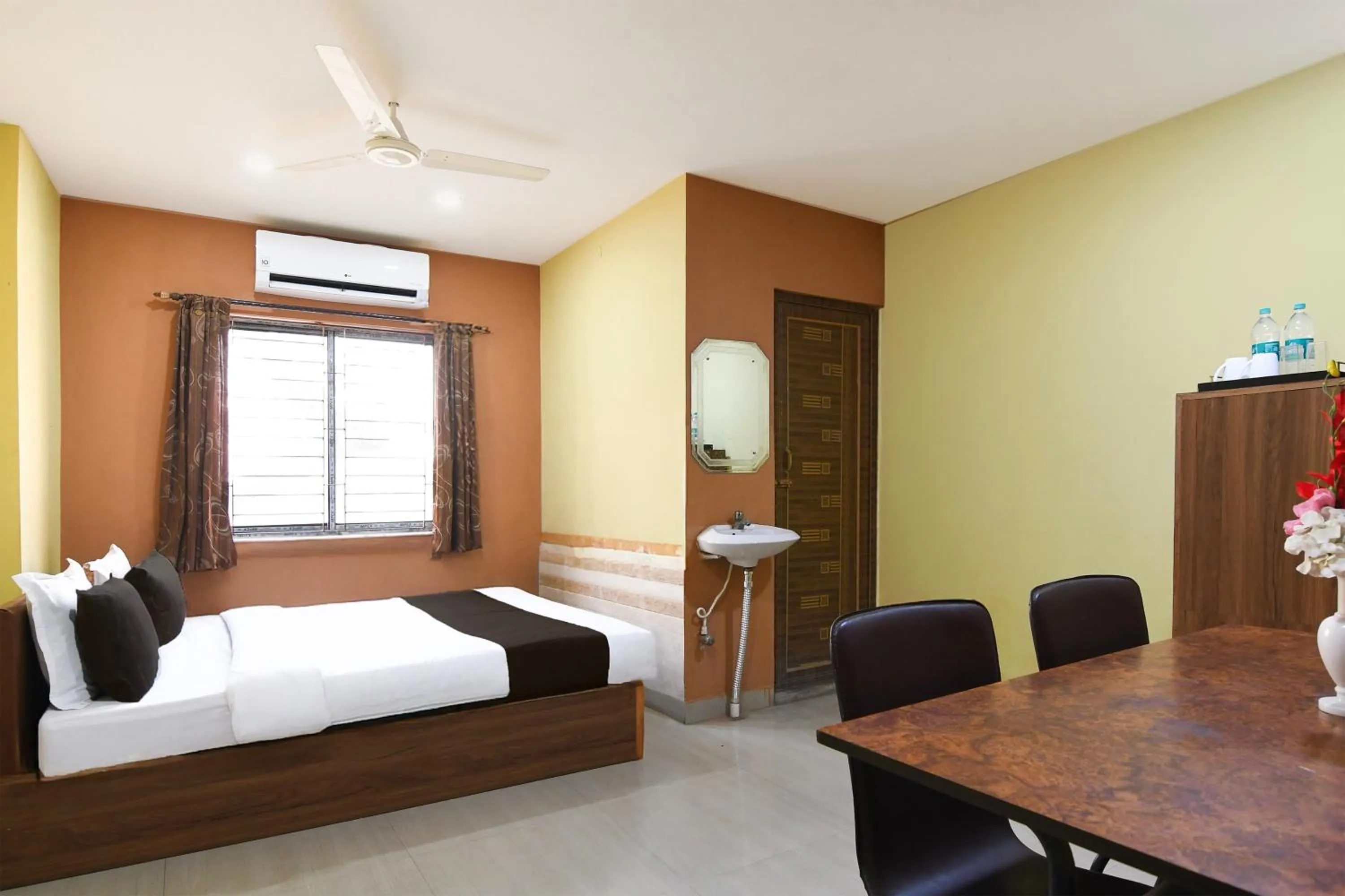 Bedroom, Bed in Hotel O Beleghata Formerly Santoshi Banquet And Marriage Hall