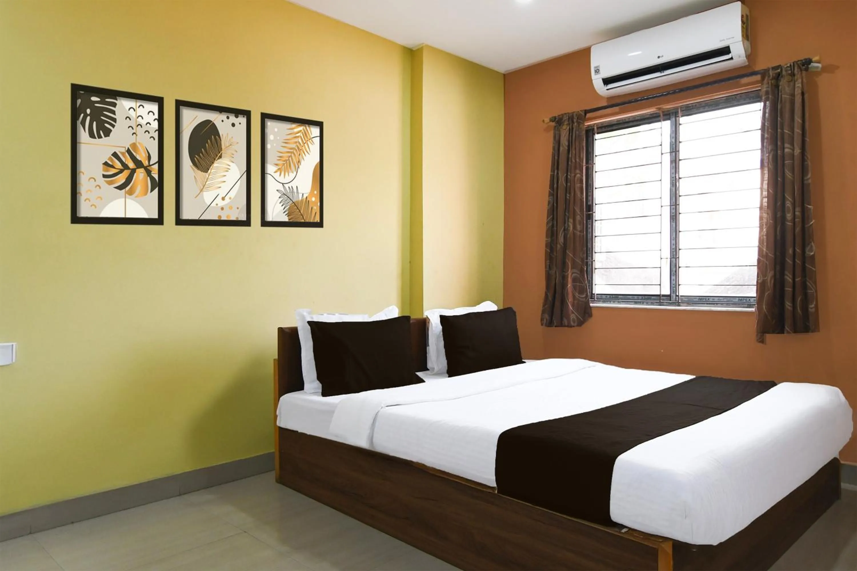 Bedroom, Bed in Hotel O Beleghata Formerly Santoshi Banquet And Marriage Hall