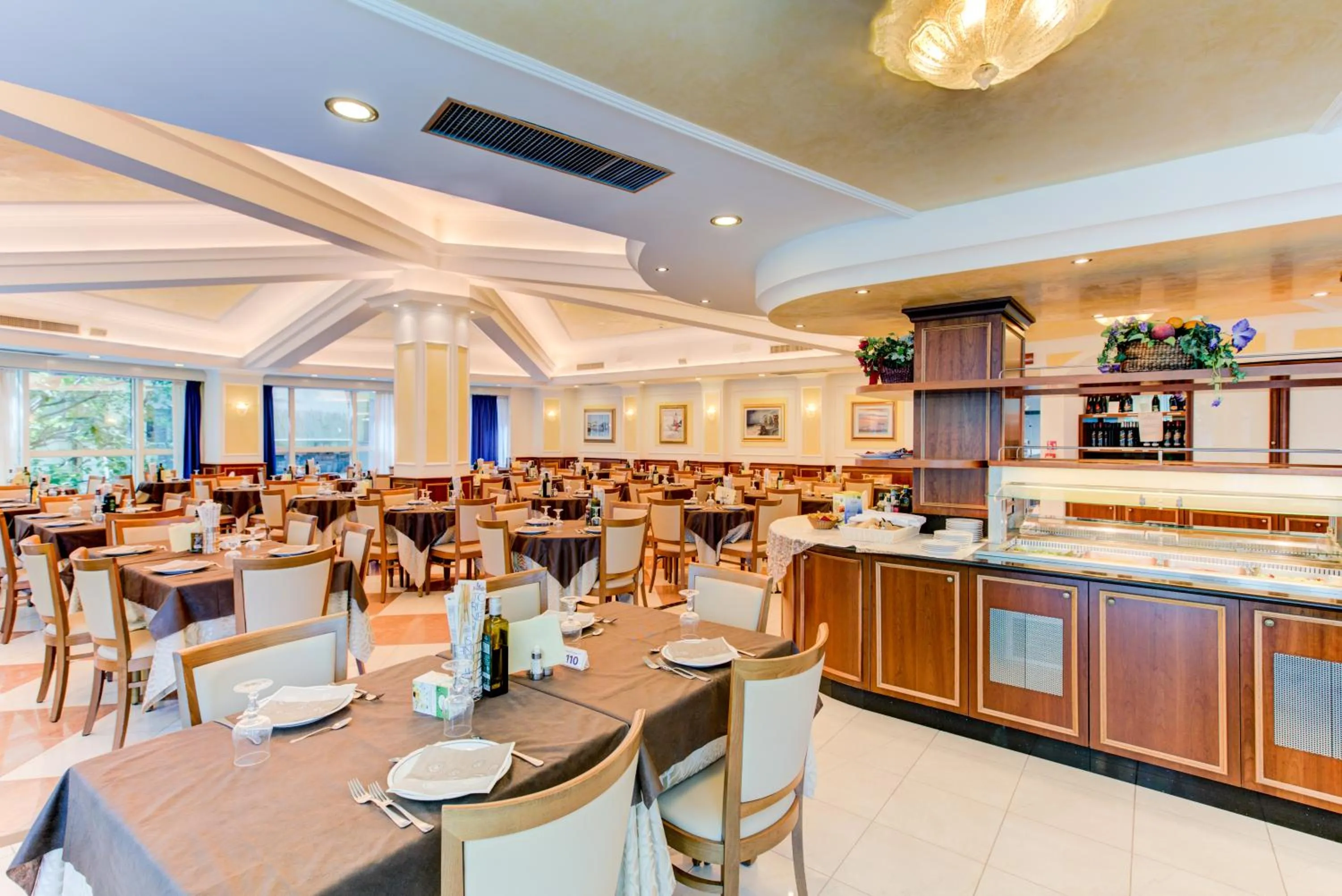 Restaurant/places to eat in Hotel Verona