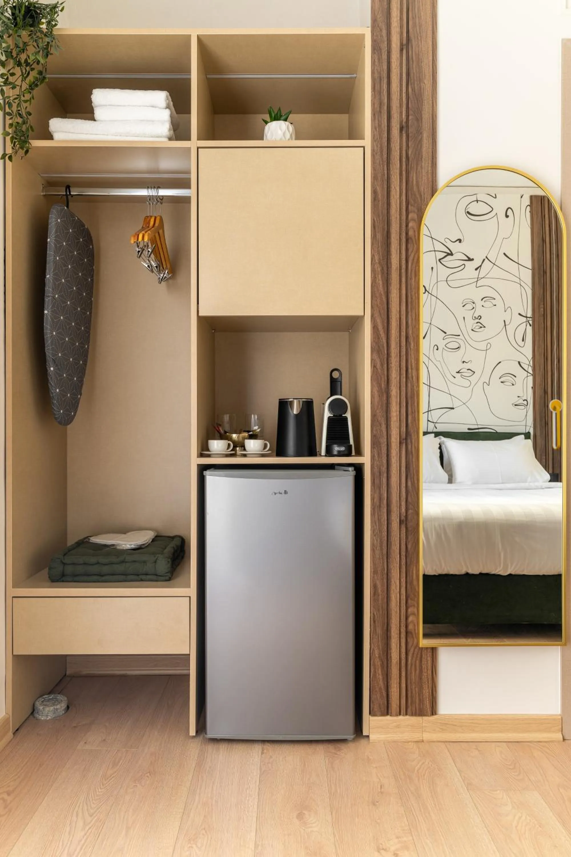 Coffee/tea facilities in Phalerus Suites