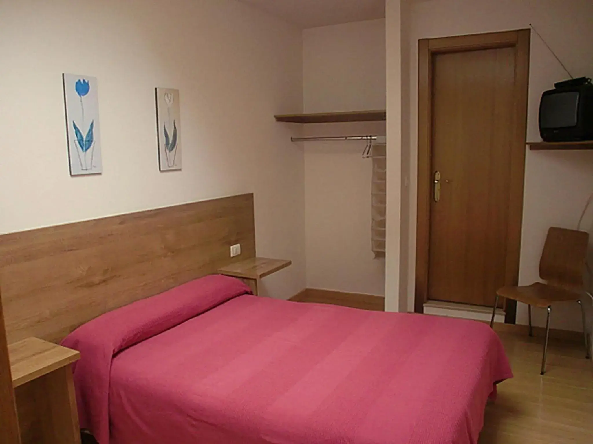 Single Room with Private Bathroom in Hostal Caracas Single Room with Private Bathroom in Hostal Caracas