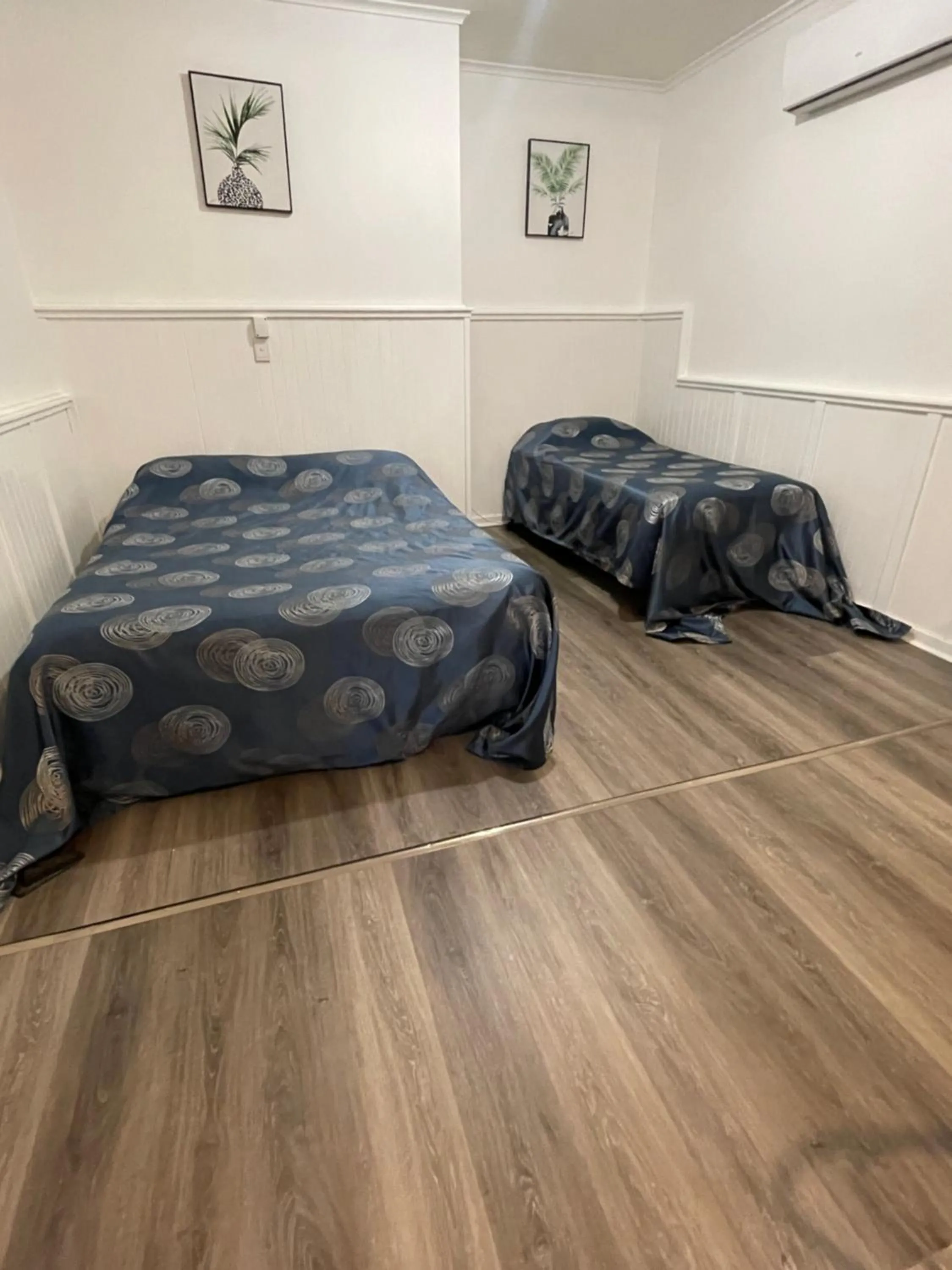 Bed in Tamworth Lodge Motel