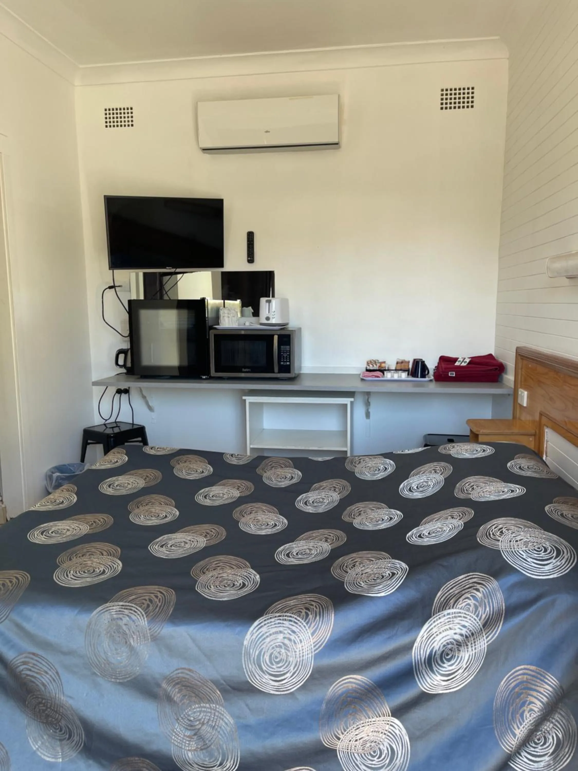 Bed in Tamworth Lodge Motel