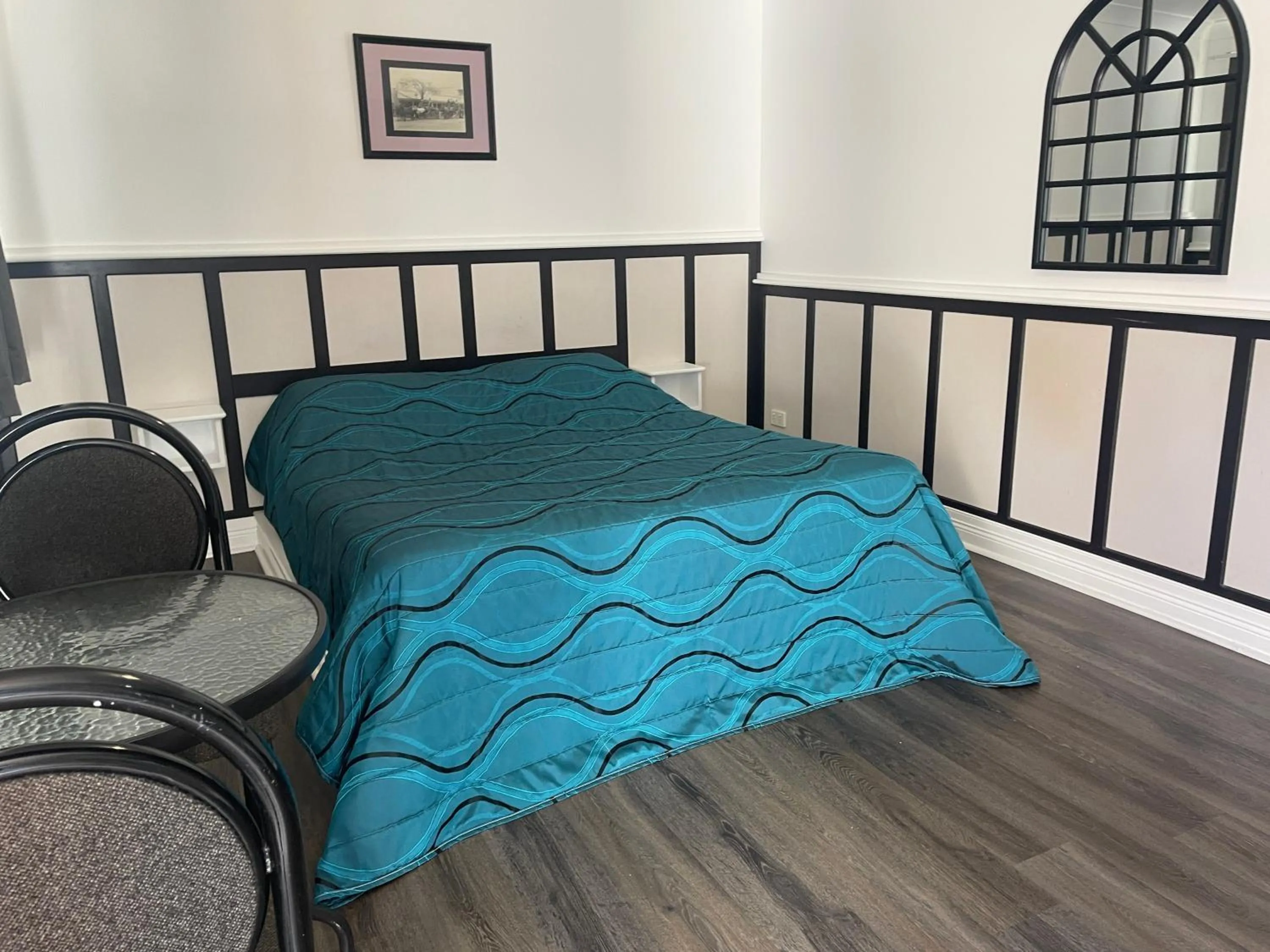 Bed in Tamworth Lodge Motel