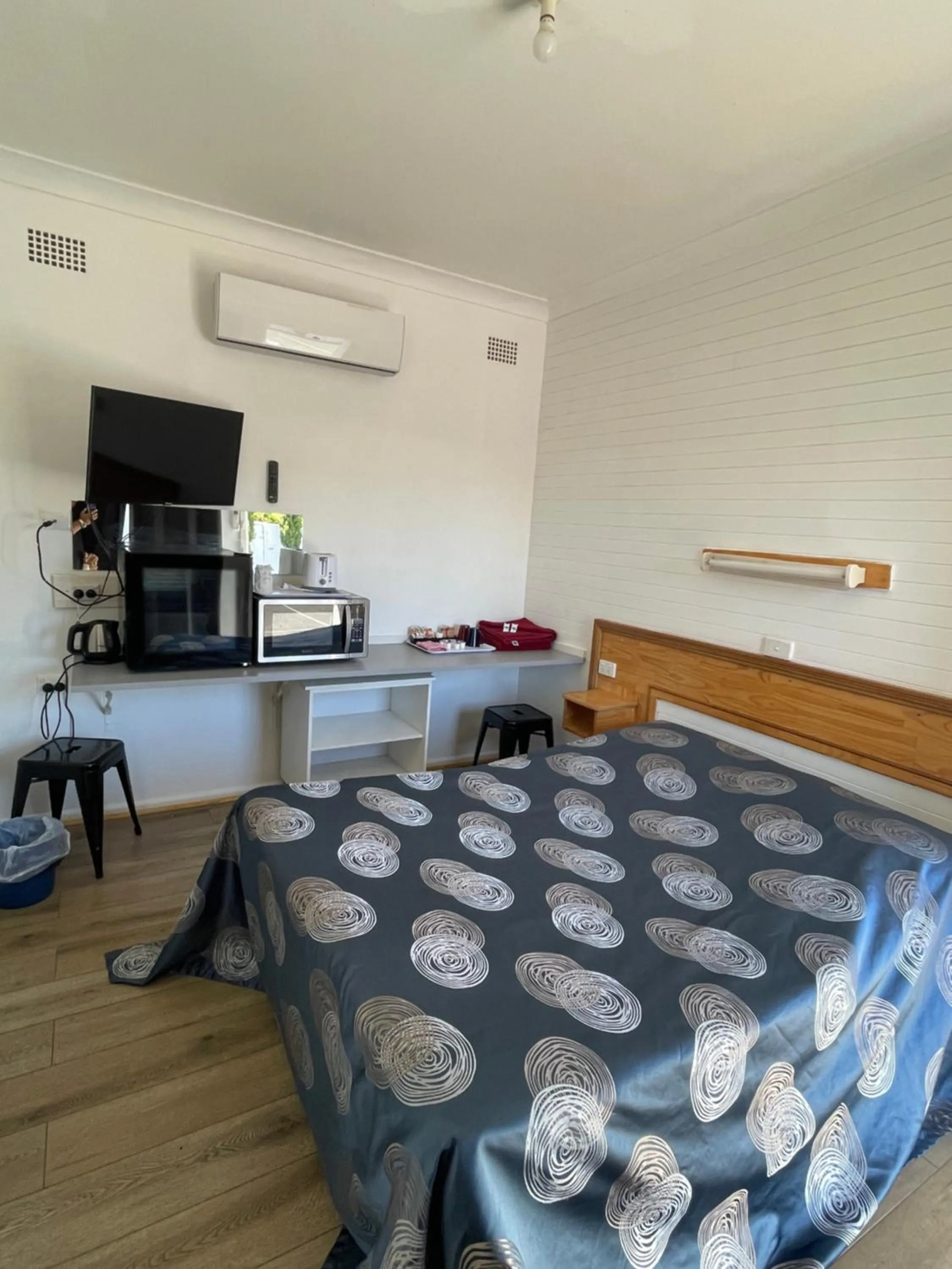 Bed in Tamworth Lodge Motel