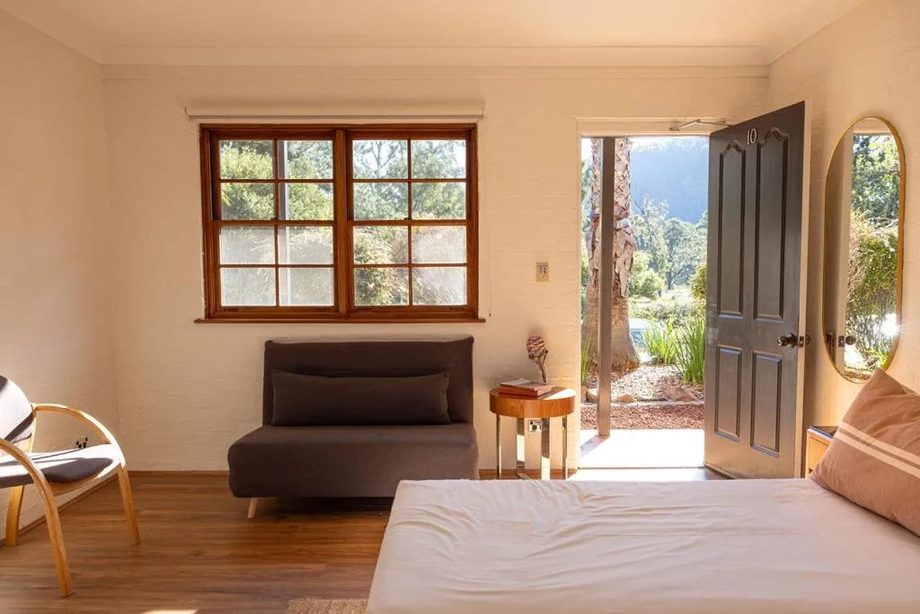 Photo of the whole room, Bed in Wisemans Retreat